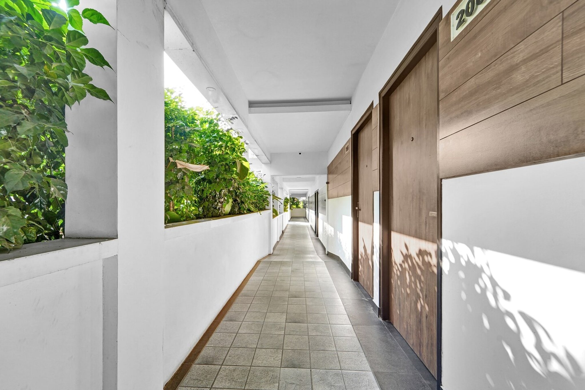 Ground floor: (bedroom(double bed, TV, seating area, air conditioning, Towels incl., telephone), bathroom(bathtub or shower, shower, washbasin, toilet, shampoo, body soap, hot water), parking)