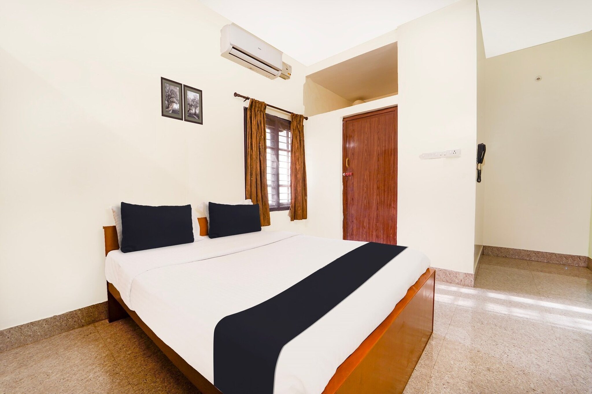 Super Hotel O Singanallur Coimbatore is situated in Irugūr, 11 km from Codissia Trade Fair Complex and 9.2 km from Coimbatore Junction. With free WiFi, this 4-star hotel offers a shared kitchen and room service. The hotel has family rooms.

All rooms in the hotel are fitted with air conditioning, a seating area, a TV with cable channels, a safety deposit box and a private bathroom with a shower. Guest rooms will provide guests with a desk and a kettle.

Speaking English and Hindi at the reception, staff are willing to help at any time of the day.

Podanur Junction is 10 km from Super Hotel O Singanallur Coimbatore. Coimbatore International Airport is 2 km from the property.

Unmarried couples are warmly welcome at this property.
Guests with local ID proof are warmly welcome.

Early Check-In Policy: A full day’s room rate will be charged for check-ins before 6:00 AM. Complimentary early check-in is available between 6:00 AM and 10:00 AM, subject to room availability.
Check-in is only available to guests aged 18 and above. Please provide a government-issued ID to confirm your age.
