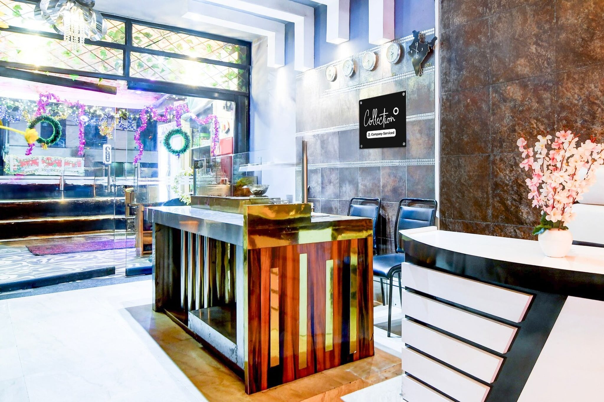 Ground floor: (bedroom(double bed, TV, seating area, air conditioning, telephone), bathroom(bathtub or shower, shower, washbasin, toilet, Towels incl., shampoo, body soap, hot water), parking)