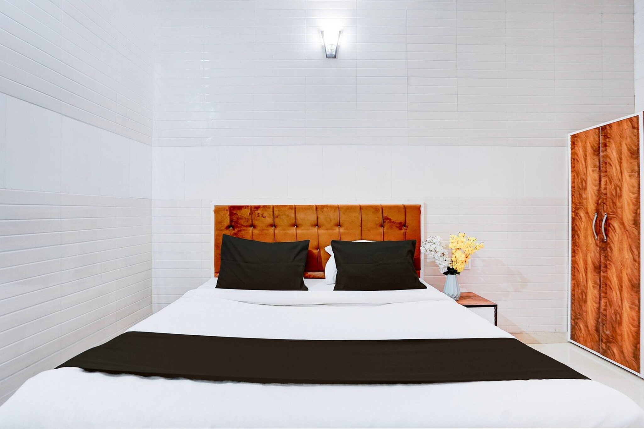 Ground floor: (bedroom(double bed, TV, seating area, air conditioning, telephone), bathroom(bathtub or shower, shower, washbasin, toilet, Towels incl., shampoo, body soap, hot water))