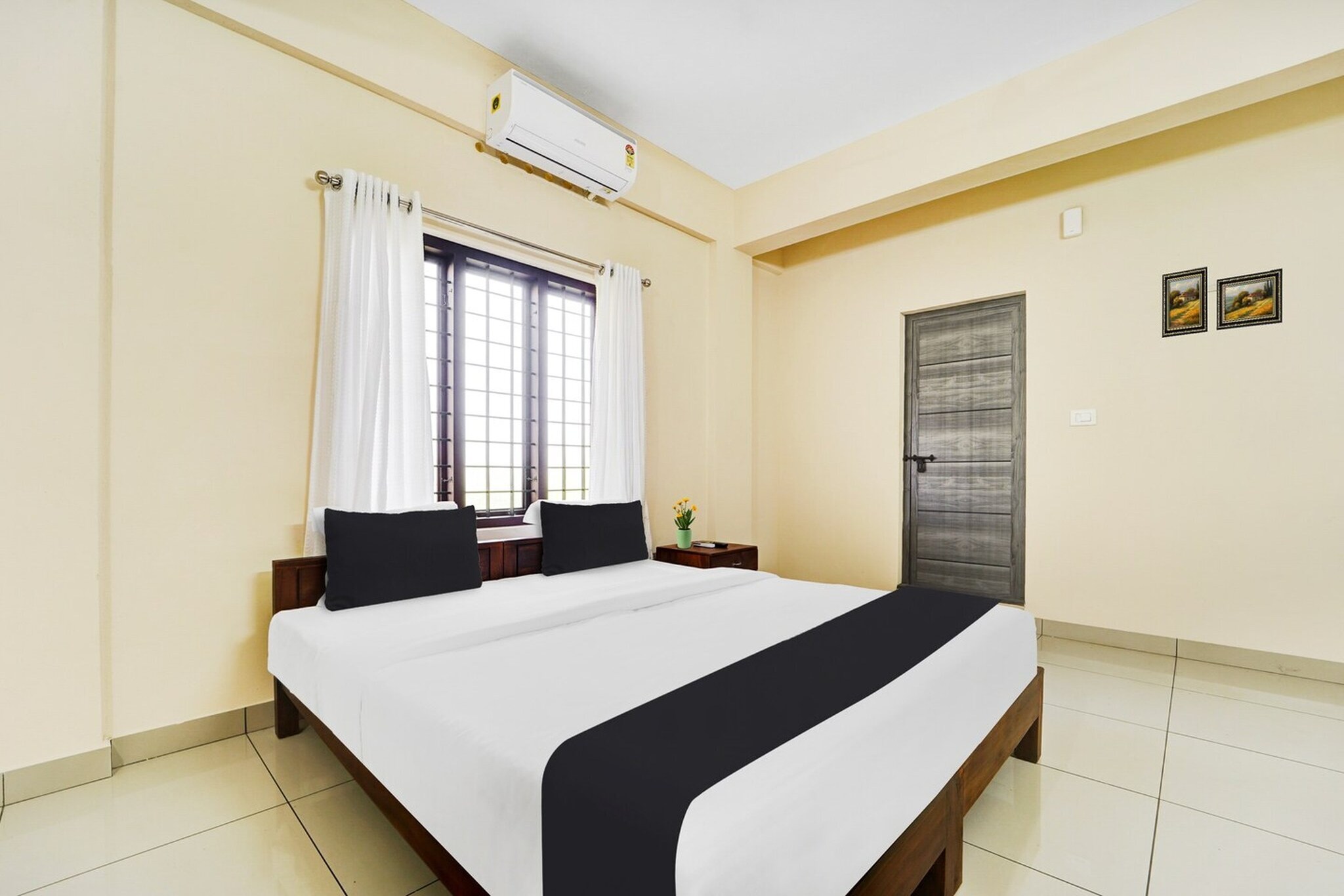 Comfortable Accommodations: Super Hotel O Ambalamedu in Kochi offers family rooms with air-conditioning, private bathrooms, work desks, and seating areas. Each room includes free toiletries, a bath or shower, TV, tiled floors, and a wardrobe.

Essential Facilities: Guests enjoy free WiFi, a 24-hour front desk, housekeeping service, room service, and luggage storage. The hotel provides a welcoming environment with English and Hindi spoken at reception.

Convenient Location: Located 27 km from Cochin International Airport, the hotel is near Kochi Biennale (22 km), Cochin Shipyard (13 km), Hill Palace Museum (4 km), and Wonderla Kochi (9 km).

Unmarried couples are warmly welcome at this property.
Guests with local ID proof are warmly welcome.

Early Check-In Policy: A full day’s room rate will be charged for check-ins before 6:00 AM. Complimentary early check-in is available between 6:00 AM and 10:00 AM, subject to room availability.
Check-in is only available to guests aged 18 and above. Please provide a government-issued ID to confirm your age.

