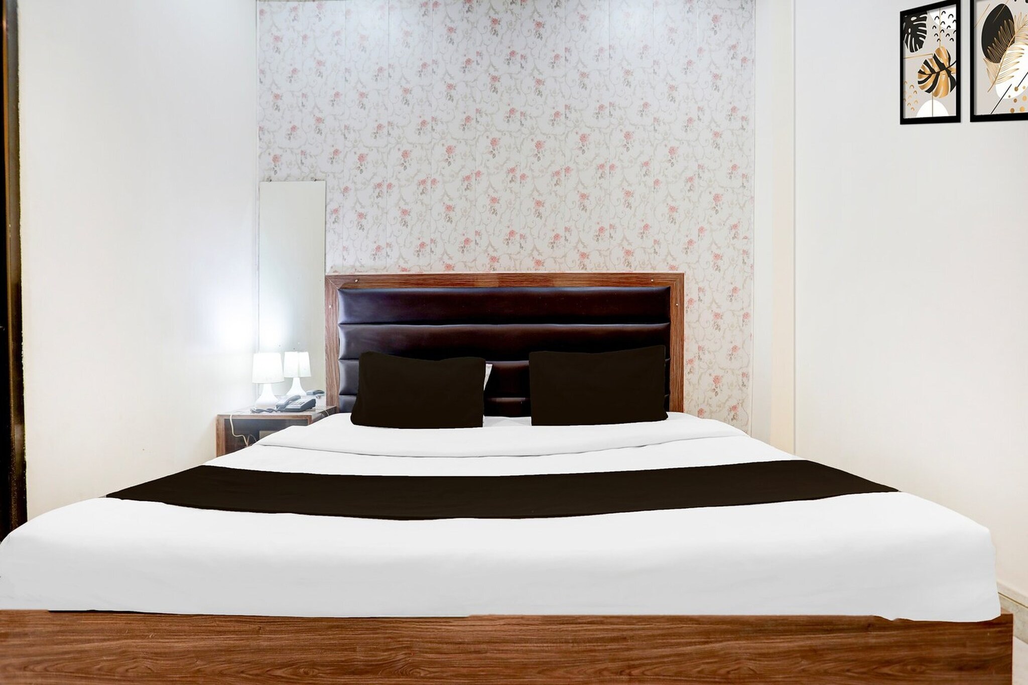Ground floor: (bedroom(double bed, TV, seating area, air conditioning, telephone), bathroom(bathtub or shower, shower, washbasin, toilet, Towels incl., shampoo, body soap, hot water))