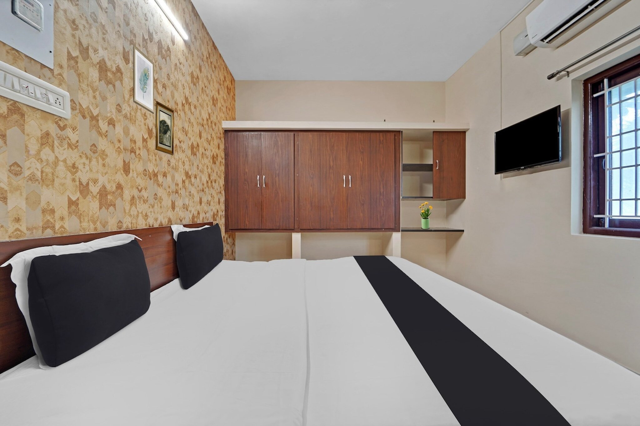 Comfortable Accommodations: Super Collection O Coimbatore offers comfortable rooms with air-conditioning, private bathrooms, work desks, and seating areas. Each room includes free toiletries, bath or shower, TV, and tiled floors.

Essential Facilities: Guests enjoy free WiFi, a 24-hour front desk, housekeeping service, family rooms, room service, and luggage storage. The hotel ensures a pleasant and convenient stay with these amenities.

Convenient Location: Located in Coimbatore, the hotel is 11 km from Coimbatore International Airport and 11 km from Codissia Trade Fair Complex. Nearby attractions include Coimbatore Junction (17 km) and Podanur Junction (22 km).

Unmarried couples are warmly welcome at this property.
Guests with local ID proof are warmly welcome.

Early Check-In Policy: A full dayâ€™s room rate will be charged for check-ins before 6:00 AM. Complimentary early check-in is available between 6:00 AM and 10:00 AM, subject to room availability.
Check-in is only available to guests aged 18 and above. Please provide a government-issued ID to confirmÂ yourÂ age.
