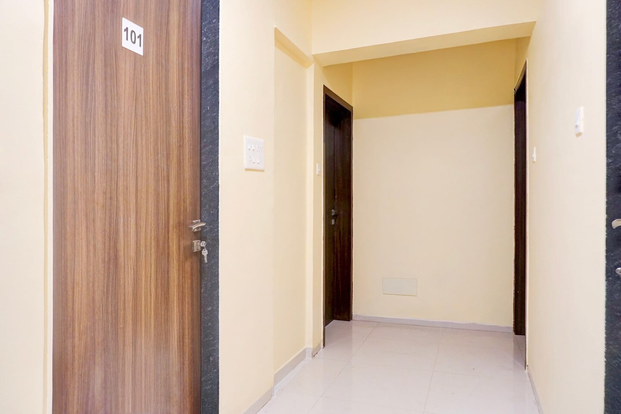 Ground floor: (bedroom(double bed, TV, seating area, air conditioning, telephone), bathroom(bathtub or shower, shower, washbasin, toilet, Towels incl., shampoo, body soap, hot water), parking)