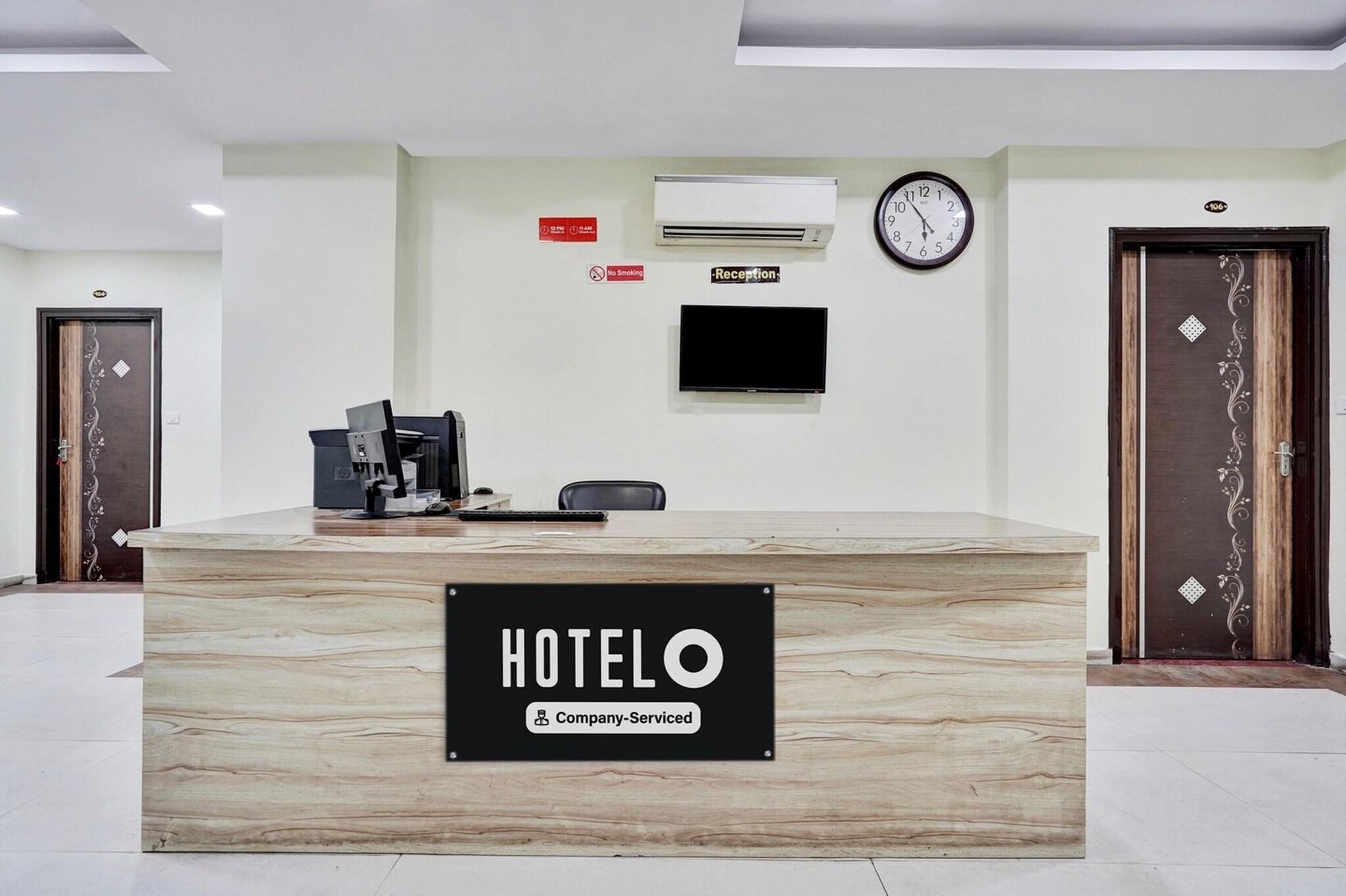 Ground floor: (bedroom(double bed, TV, seating area, air conditioning, Towels incl., telephone), bathroom(bathtub or shower, shower, washbasin, toilet, shampoo, body soap, hot water), Parking, lift)
