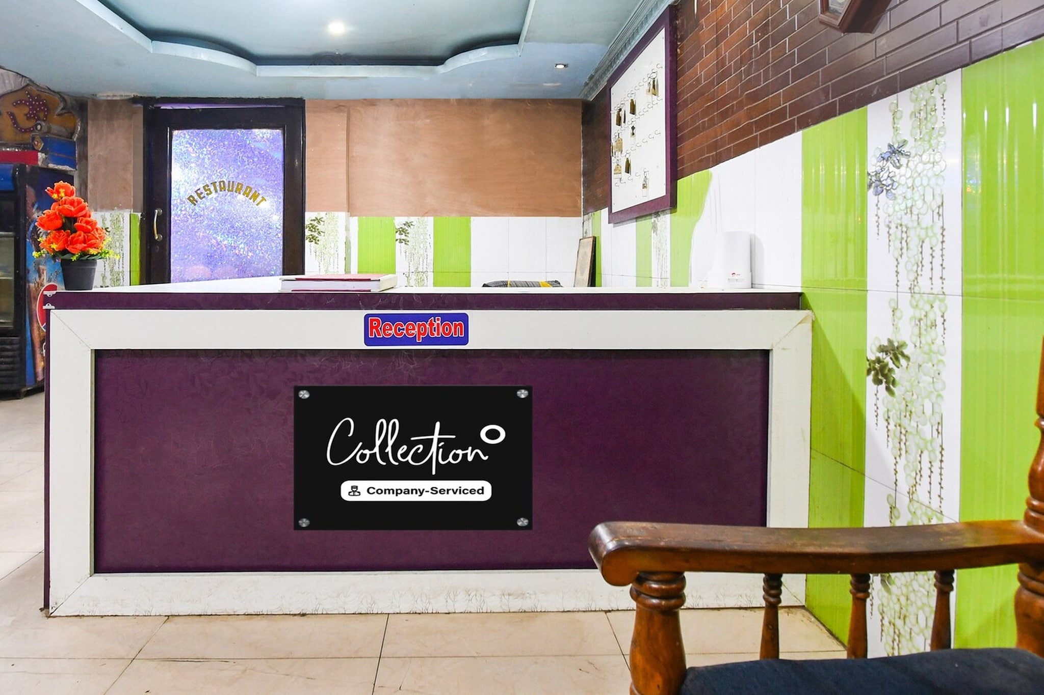 Ground floor: (bedroom(double bed, TV, seating area, air conditioning, Towels incl., telephone, Floor mattress), bathroom(bathtub or shower, shower, washbasin, toilet, shampoo, body soap, hot water), parking)