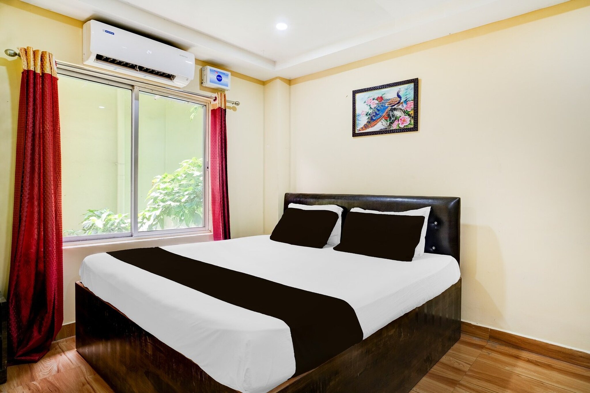 Set in Guwahati, within 19 km of Kamakhya Temple and 11 km of Guwahati Zoo, Super Collection O Last Gate Near Dispur Law College Formerly RR hotels offers accommodation with a shared lounge and free WiFi throughout the property as well as free private parking for guests who drive. The property is located 11 km from ISKCON Guwahati, 12 km from Guwahati Station and 12 km from Indira Gandhi Athletic Stadium. The accommodation provides a shared kitchen, room service and luggage storage for guests.
A continental breakfast is available at the accommodation.
Speaking English and Hindi, staff are willing to help at any time of the day at the reception.
Assam State Museum is 12 km from Super Collection O Last Gate Near Dispur Law College Formerly RR hotels, while Guwahati Planetarium is 13 km from the property. Lokpriya Gopinath Bordoloi International Airport is 29 km away.
Unmarried couples are warmly welcome at this property.
Guests with local ID proof are warmly welcome.
Early Check-In Policy: A full day’s room rate will be charged for check-ins before 6:00 AM.
Complimentary early check-in is available between 6:00 AM and 10:00 AM, subject to room availability.
Check-in is only available to guests aged 18 and above. Please provide a government-issued ID to confirm your age.