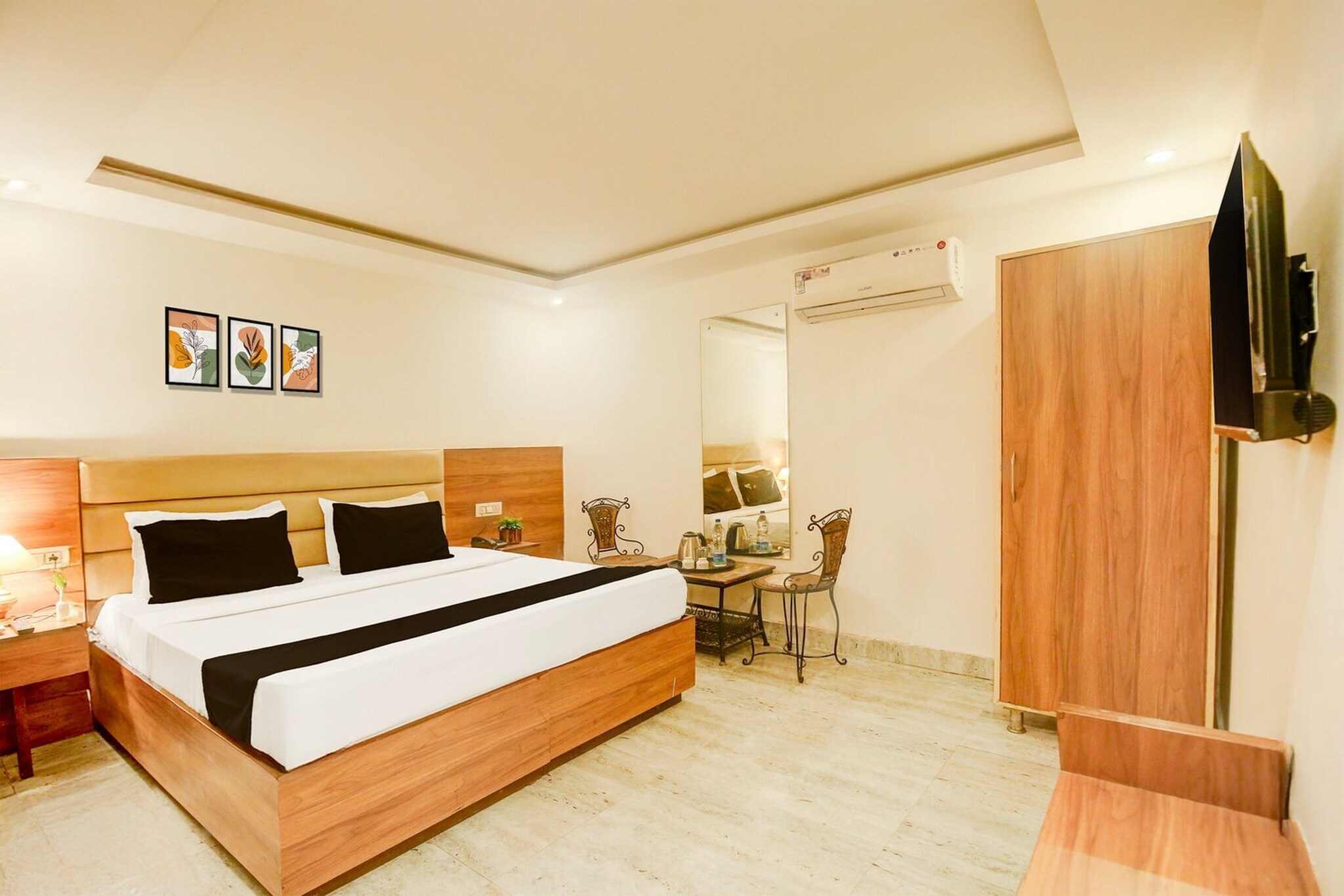 Located within 14 km of Rock Garden and 8 km of ChhattBir Zoo, Hotel O Chandigarh Road Formerly Royal Woods provides rooms with air conditioning and a private bathroom in Zirakpur. Among the facilities at this property are a shared kitchen and a shared lounge, along with free WiFi throughout the property. The accommodation offers room service, a 24-hour front desk and luggage storage for guests.
Guest rooms at the hotel are equipped with a seating area, a flat-screen TV with satellite channels and a private bathroom with free toiletries and a bath or shower. All guest rooms include a desk.
Guests at Hotel O Chandigarh Road Formerly Royal Woods can enjoy a continental breakfast.
Sukhna Lake is 12 km from the accommodation, while Mohali Cricket Stadium is 13 km away. Chandigarh Airport is 1 km from the property.
Unmarried couples are warmly welcome at this property.
Guests with local ID proof are warmly welcome.
Early Check-In Policy: A full day’s room rate will be charged for check-ins before 6:00 AM.
Complimentary early check-in is available between 6:00 AM and 10:00 AM, subject to room availability.