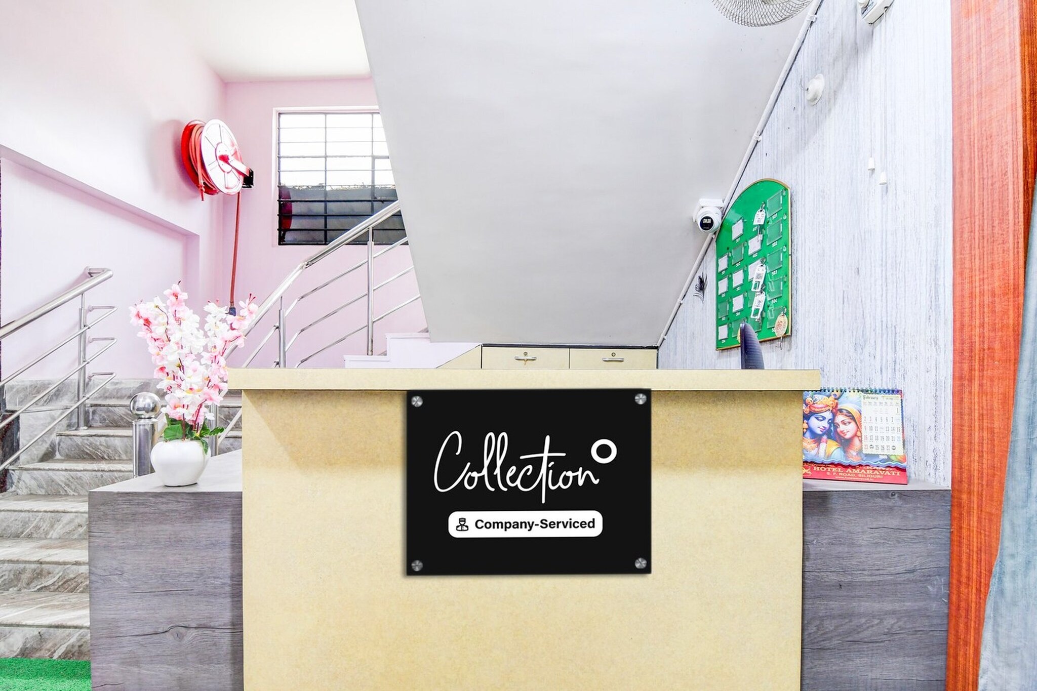 Ground floor: (bedroom(double bed, TV, seating area, air conditioning, Towels incl., telephone), bathroom(bathtub or shower, shower, washbasin, toilet, shampoo, body soap, hot water), parking)