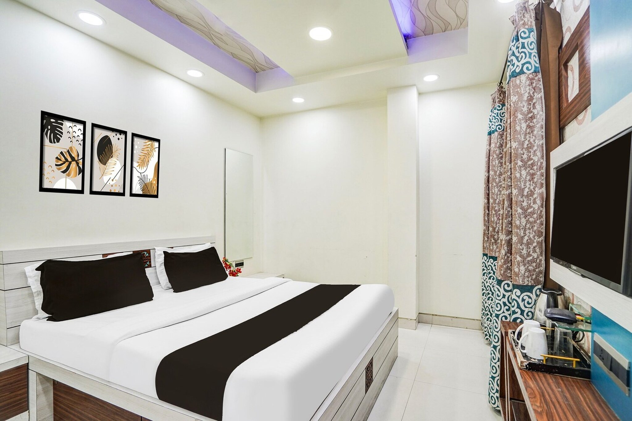 Comfortable Accommodations: Collection O Lucknow Junction Formerly Arjun International in Lucknow offers family rooms with air-conditioning, private bathrooms, work desks, and free WiFi. Each room includes a TV, wardrobe, and tiled floors.
Convenient Facilities: Guests benefit from a lounge, lift, 24-hour front desk, housekeeping, laundry, room service, and luggage storage. Additional amenities include free toiletries, bath or shower, and a seating area.
Prime Location: Located 11 km from Chaudhary Charan Singh International Airport, the hotel is a 17-minute walk from Lucknow Junction Railway Station. Nearby attractions include Lucknow University (4 km), KD Singh Stadium (3 km), Ambedkar Park (7 km), and Indira Gandhi Pratishthan (12 km).
Unmarried couples are warmly welcome at this property.
Guests with local ID proof are warmly welcome.
Early Check-In Policy: A full day’s room rate will be charged for check-ins before 6:00 AM.
Complimentary early check-in is available between 6:00 AM and 10:00 AM, subject to room availability.
Check-in is only available to guests aged 18 and above. Please provide a government-issued ID to confirm your age.
