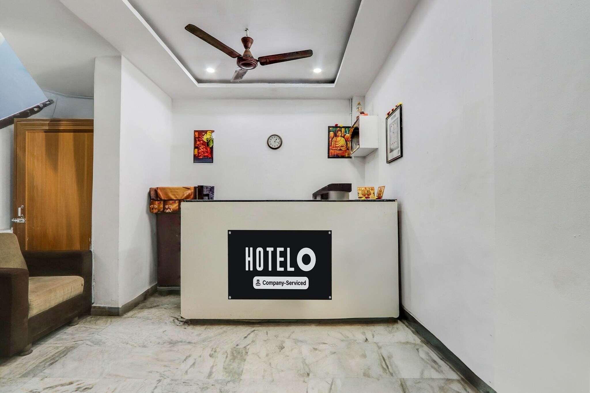 Ground floor: (bedroom(double bed, TV, seating area, air conditioning, Towels incl., Laundry Package incl., telephone), bathroom(bathtub or shower, shower, washbasin, toilet, shampoo, body soap, hot water), parking)