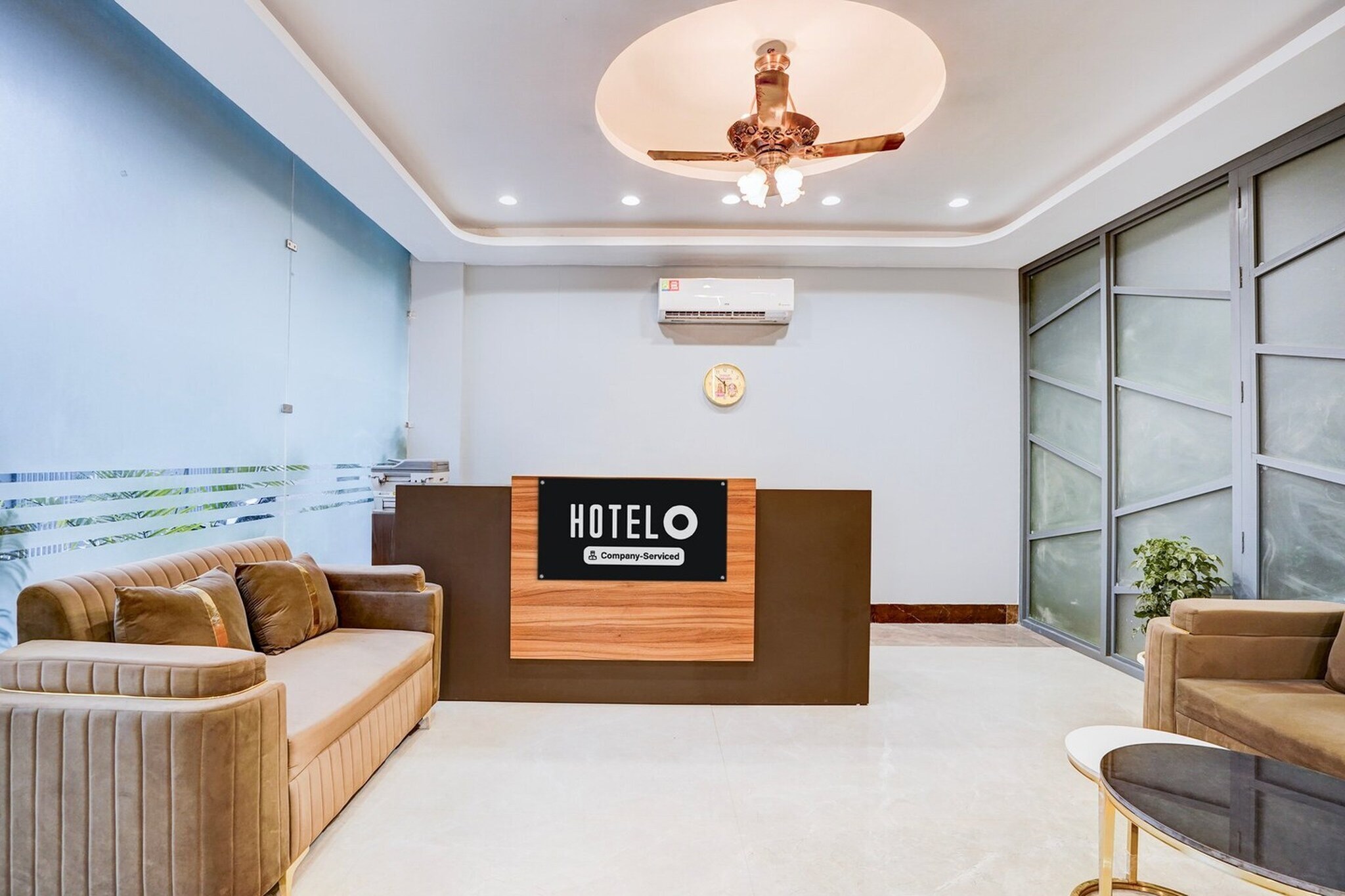 Ground floor: (bedroom(double bed, TV, seating area, air conditioning, Towels incl., Laundry Package incl., telephone), bathroom(bathtub or shower, shower, washbasin, toilet, shampoo, body soap, hot water), parking)