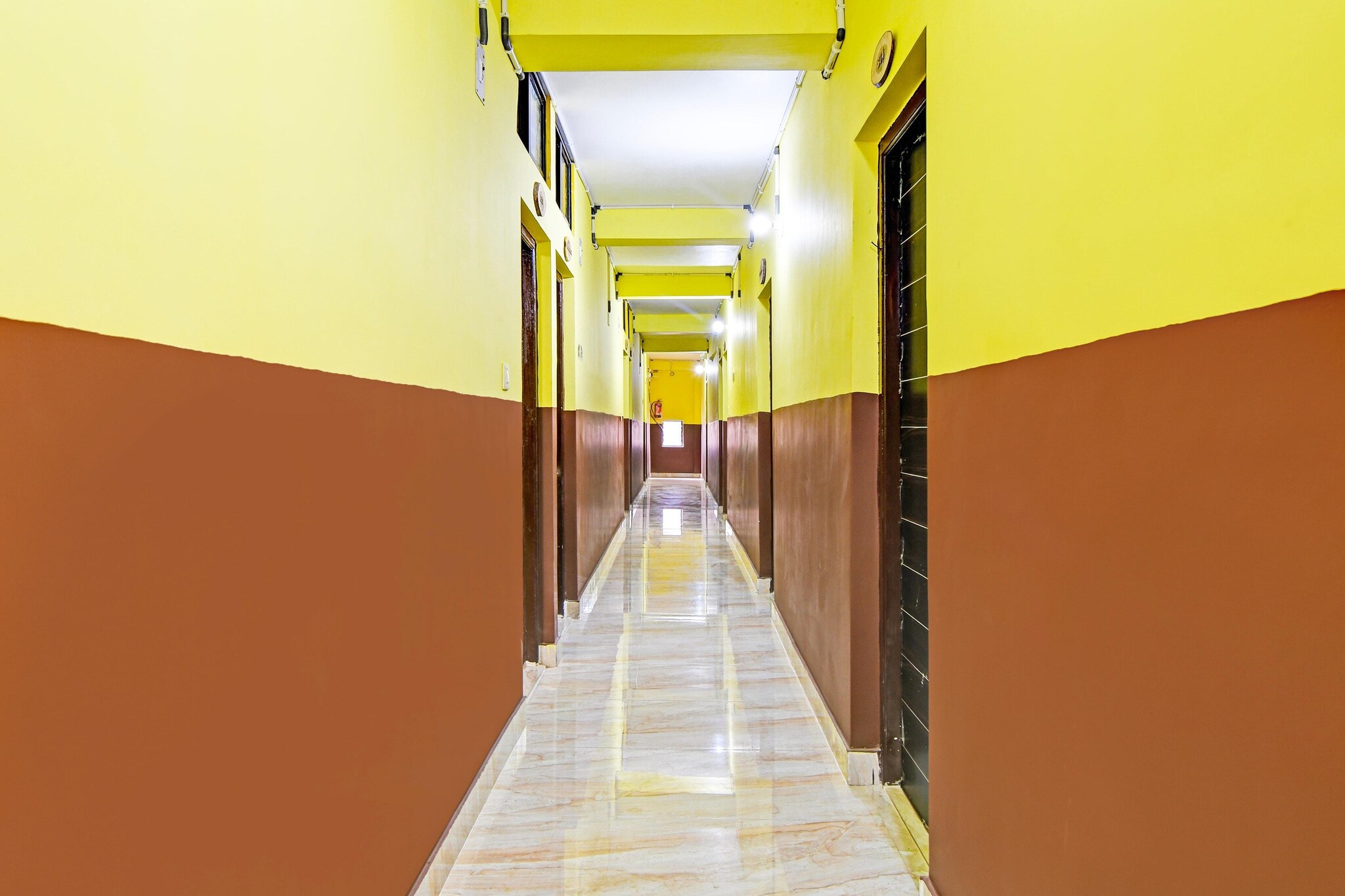 Ground floor: (bedroom(double bed, TV, seating area, air conditioning, Towels incl., Laundry Package incl., telephone), bathroom(bathtub or shower, shower, washbasin, toilet, shampoo, body soap, hot water), parking)