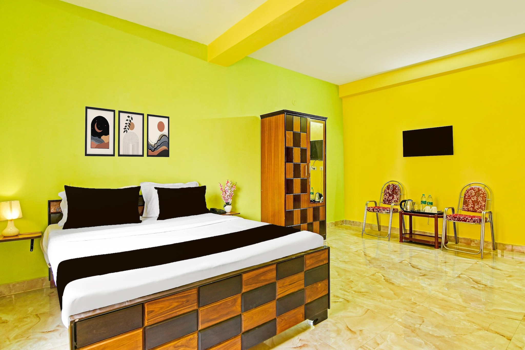 Comfortable Accommodations: Super Hotel O Kabardanga More Kolkata Formerly Royal Crown Banquet in Kolkata offers family rooms with air-conditioning, private bathrooms, work desks, and free toiletries. Each room includes a TV, wardrobe, and tiled floors.

Dining Experience: The family-friendly restaurant serves Indian cuisine in a welcoming ambience. Guests can enjoy meals in the on-site restaurant or order room service.

Convenient Facilities: The hotel features a lift, 24-hour front desk, housekeeping service, room service, and luggage storage. Free WiFi is available throughout the property.

Location and Accessibility: Located 32 km from Netaji Subhash Chandra Bose International Airport, the hotel provides easy access to local attractions.

Unmarried couples are warmly welcome at this property.
Guests with local ID proof are warmly welcome.
Apologies, but we are currently unable to host foreign nationals at this property.

Early Check-In Policy: A full dayâ€™s room rate will be charged for check-ins before 6:00 AM. 
Complimentary early check-in is available between 6:00 AM and 10:00 AM, subject to room availability.
Check-in is only available to guests aged 18 and above. Please provide a government-issued ID to confirmÂ yourÂ age.
