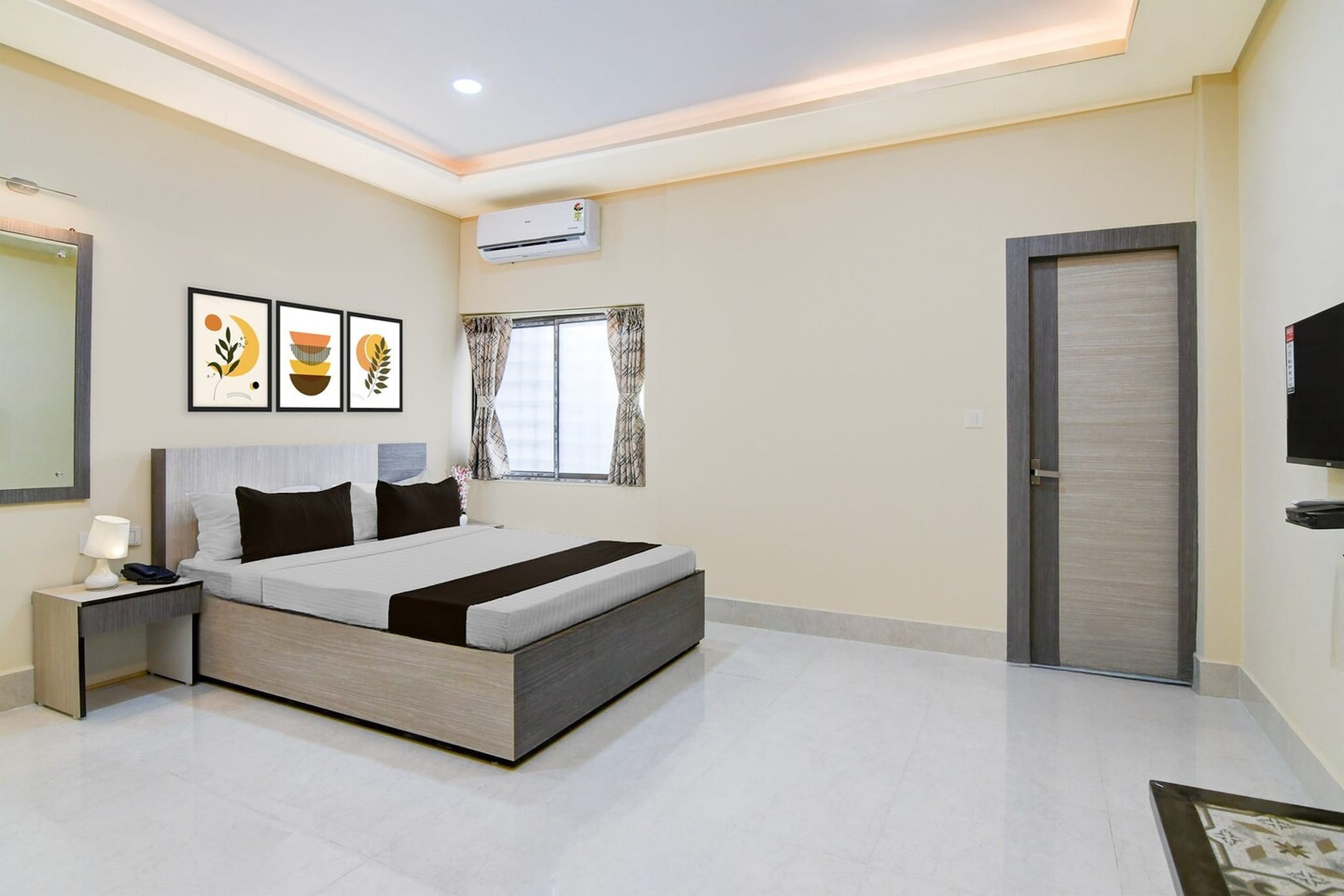 Comfortable Accommodations: Super Collection O Joka Industrial Plaza in Kolkata offers family rooms with air-conditioning, private bathrooms, work desks, and seating areas. Each room includes free toiletries, a bath or shower, TV, and tiled floors.

Essential Facilities: Guests enjoy free WiFi, a 24-hour front desk, housekeeping service, room service, and luggage storage. The hotel provides continental breakfast and a variety of amenities to ensure a pleasant stay.

Convenient Location: Located 31 km from Netaji Subhash Chandra Bose International Airport, the hotel is near attractions such as Kalighat Kali Temple (10 km), Nandan and Indian Museum (12 km), and Eden Gardens (14 km).

Unmarried couples are warmly welcome at this property.
Guests with local ID proof are warmly welcome.
Apologies, but we are currently unable to host foreign nationals at this property.
Early Check-In Policy: A full dayâ€™s room rate will be charged for check-ins before 6:00 AM. 
Complimentary early check-in is available between 6:00 AM and 10:00 AM, subject to room availability.
Check-in is only available to guests aged 18 and above. Please provide a government-issued ID to confirmÂ yourÂ age.