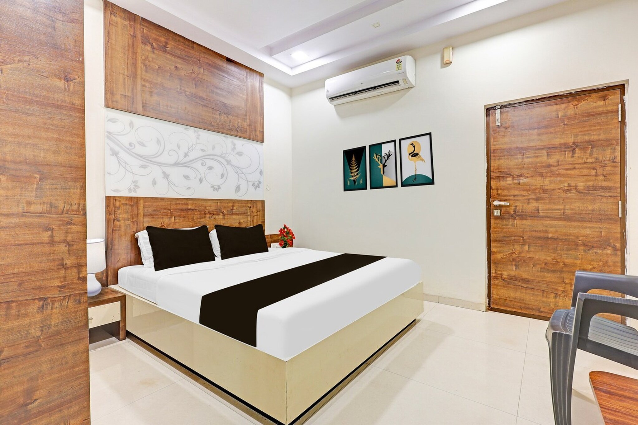 Comfortable Accommodations: Super Collection O Vizag International Cricket Stadium in Visakhapatnam offers family rooms with air-conditioning, private bathrooms, and free WiFi. Each room includes a work desk, seating area, TV, and free toiletries.
Convenient Facilities: Guests benefit from a lift, 24-hour front desk, housekeeping service, room service, and luggage storage. The hotel provides free toiletries, a bath or shower, and a wardrobe for added comfort.
Prime Location: Located 19 km from Visakhapatnam Airport, the hotel is near attractions such as Indira Gandhi Zoological Park (6 km), Kailasagiri Train Station and Kailasa Giri (11 km), and Diamond Park (13 km). A restaurant is available in the surroundings.
Unmarried couples are warmly welcome at this property.
Guests with local ID proof are warmly welcome.
Early Check-In Policy: A full day’s room rate will be charged for check-ins before 6:00 AM. Complimentary early check-in is available between 6:00 AM and 10:00 AM, subject to room availability..
Check-in is only available to guests aged 18 and above. Please provide a government-issued ID to confirm your age.