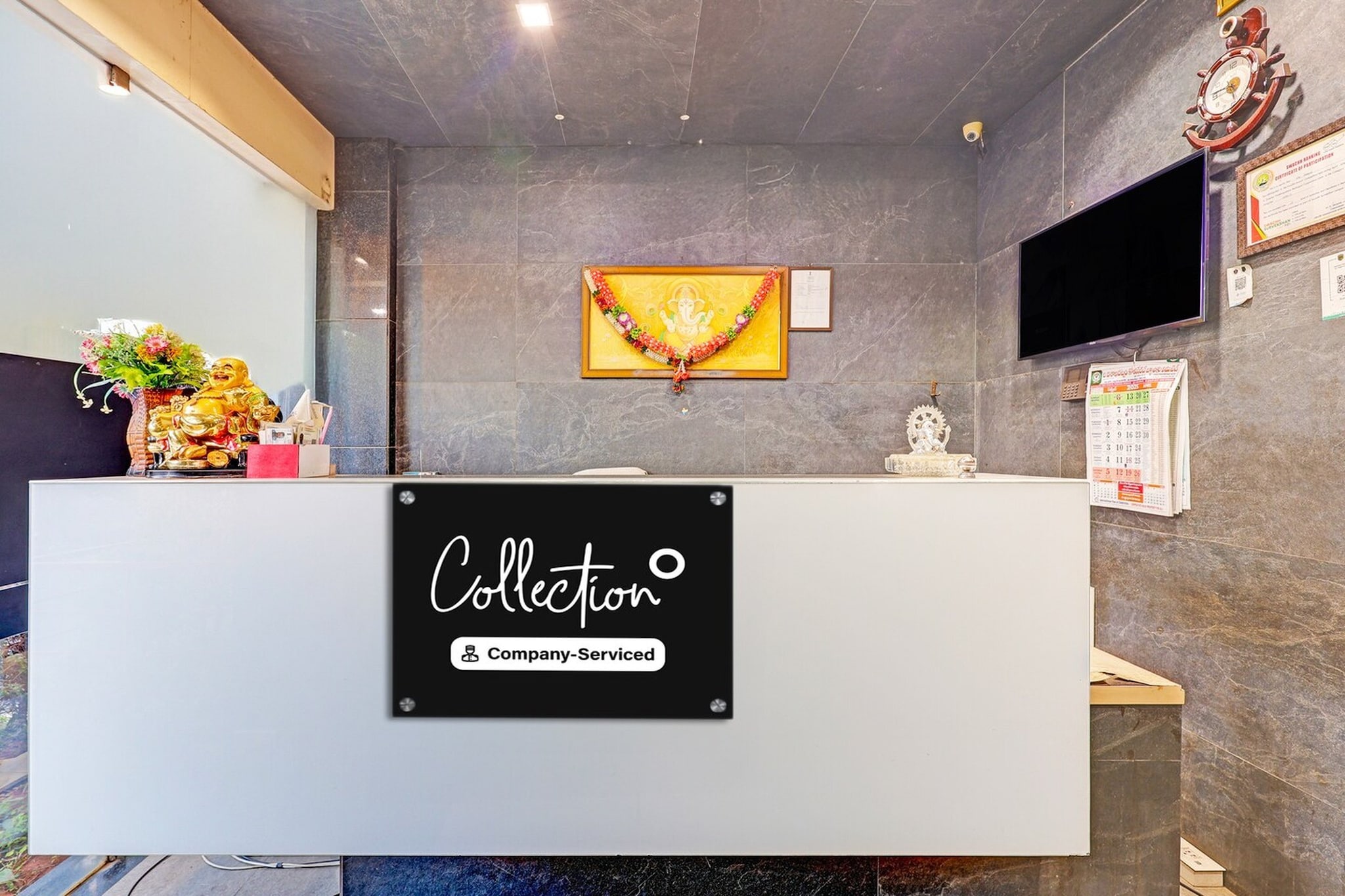 Ground floor: (bedroom(double bed, TV, seating area, air conditioning, Towels incl., telephone), bathroom(bathtub or shower, shower, washbasin, toilet, shampoo, body soap, hot water), parking)