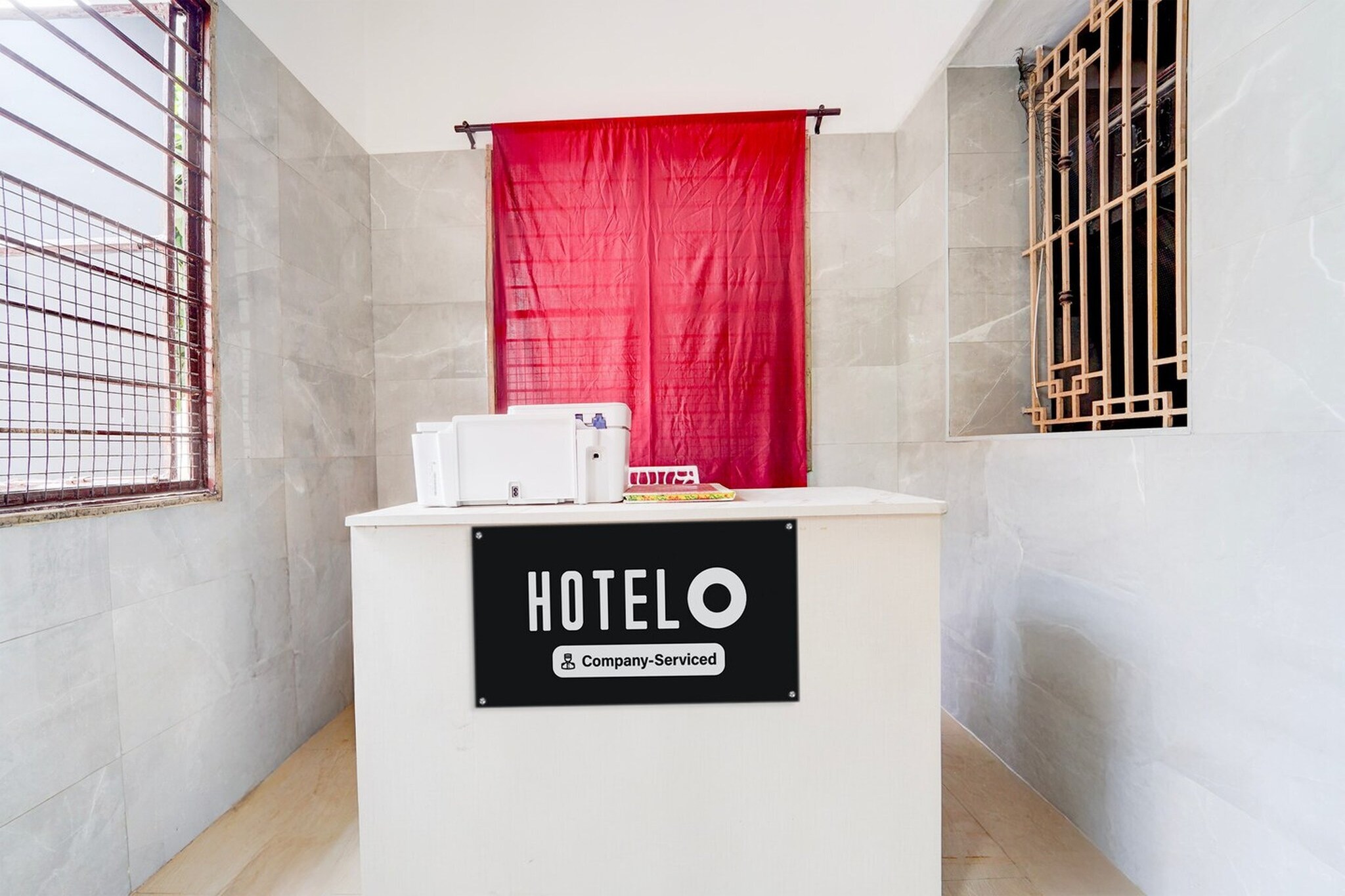 Ground floor: (bedroom(double bed, TV, seating area, air conditioning, Towels incl., telephone), bathroom(bathtub or shower, shower, washbasin, toilet, shampoo, body soap, hot water), parking)