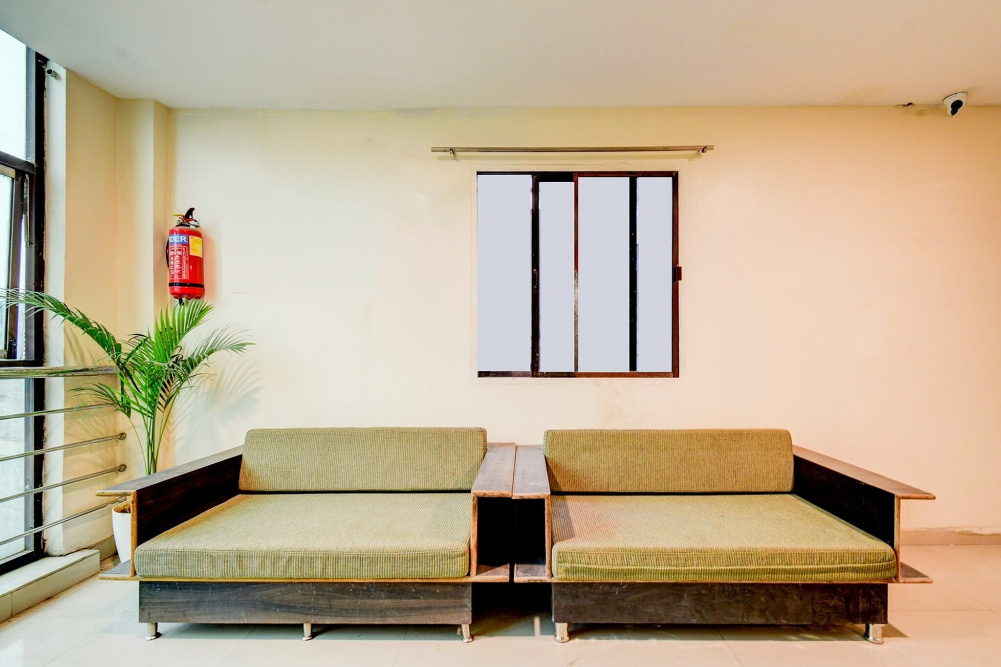 Ground floor: (bedroom(double bed, TV, seating area, air conditioning, Towels incl., telephone, Floor mattress), bathroom(bathtub or shower, shower, washbasin, toilet, shampoo, body soap, hot water), parking, lift)