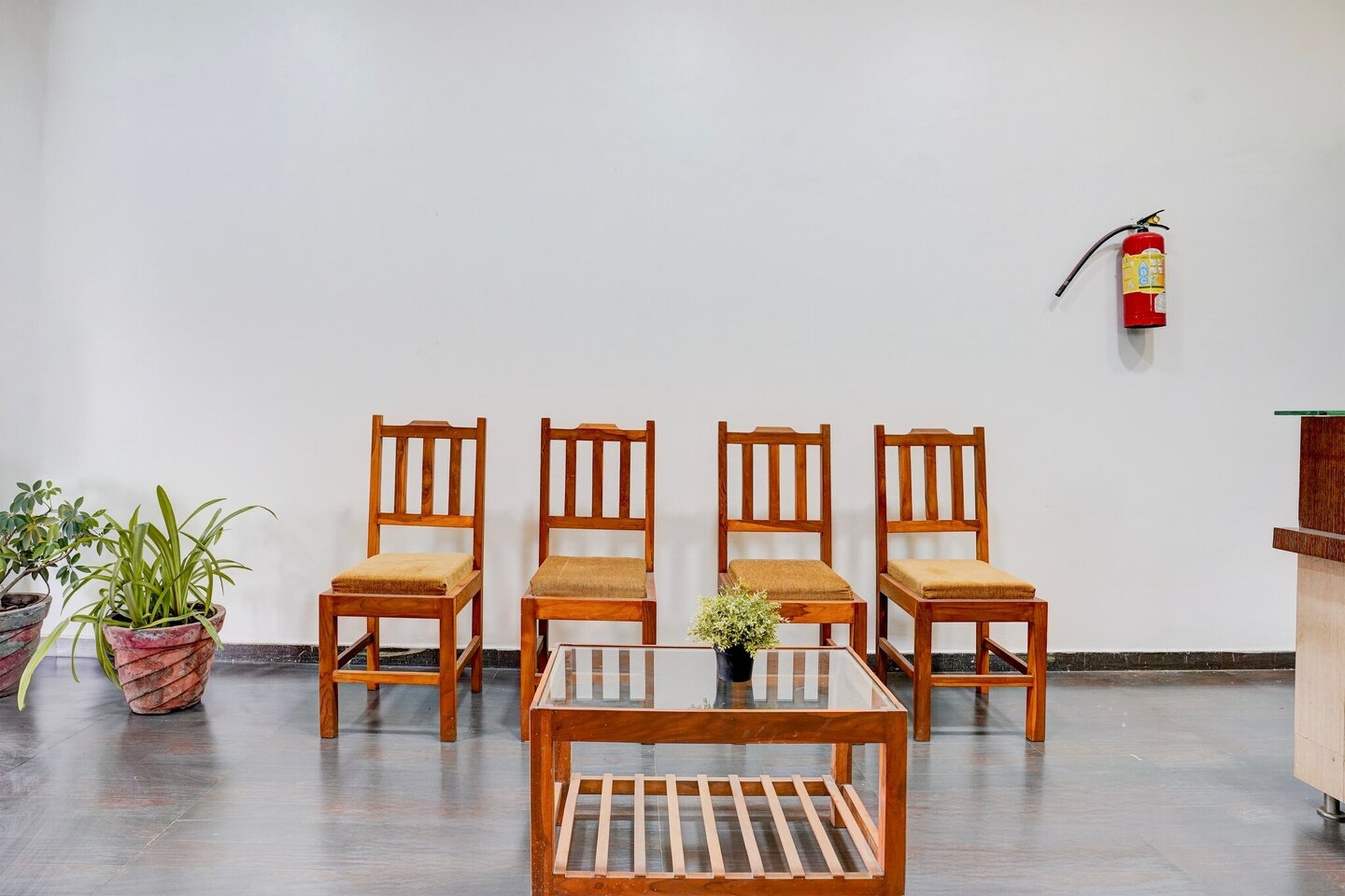 Ground floor: (bedroom(double bed, TV, seating area, air conditioning, Towels incl., Laundry Package incl., telephone), bathroom(bathtub or shower, shower, washbasin, toilet, shampoo, body soap, hot water))
