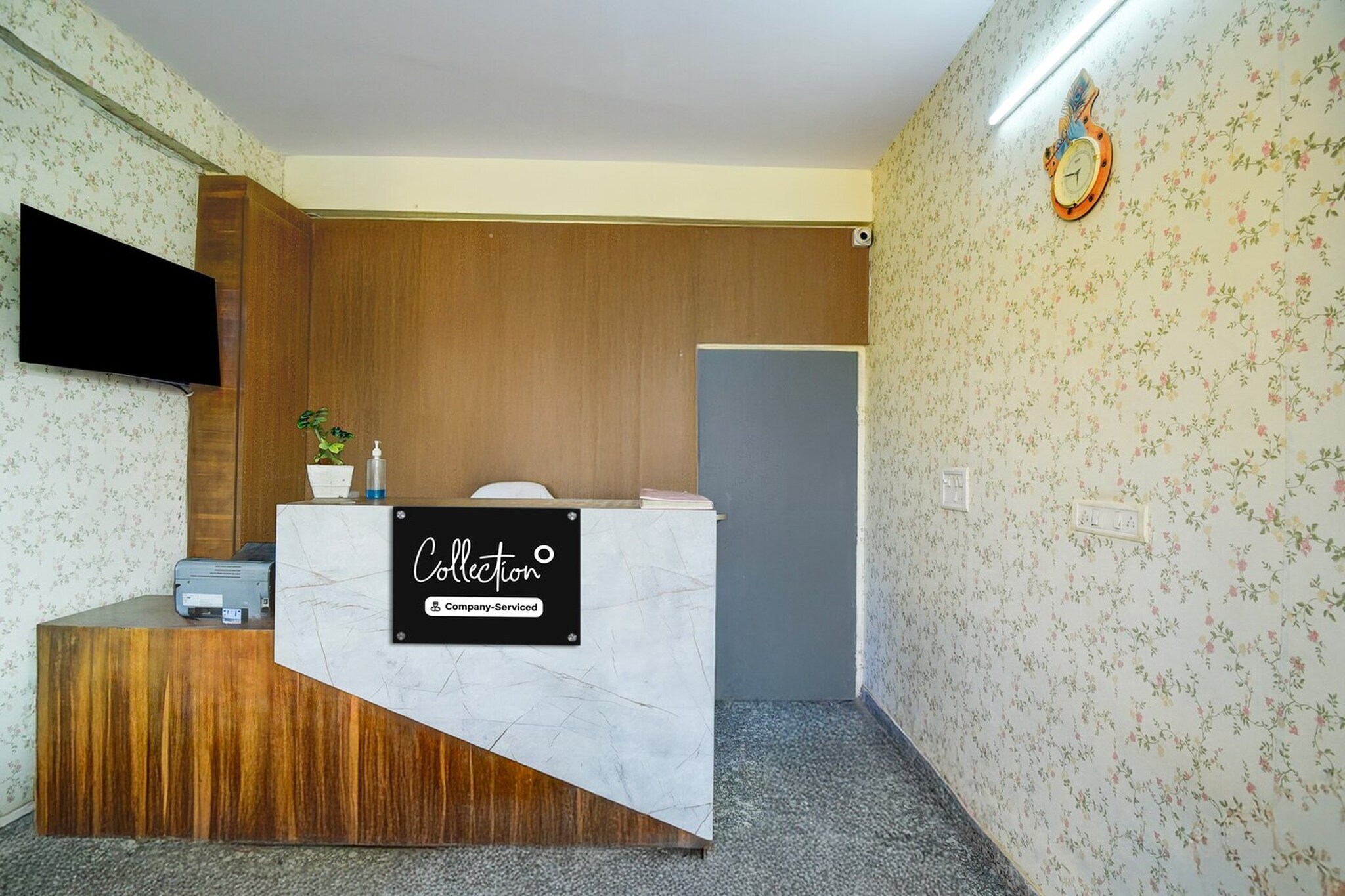 Ground floor: (bedroom(double bed, TV, seating area, air conditioning, Towels incl., Laundry Package incl., telephone), bathroom(bathtub or shower, shower, washbasin, toilet, shampoo, body soap, hot water), parking, lift)