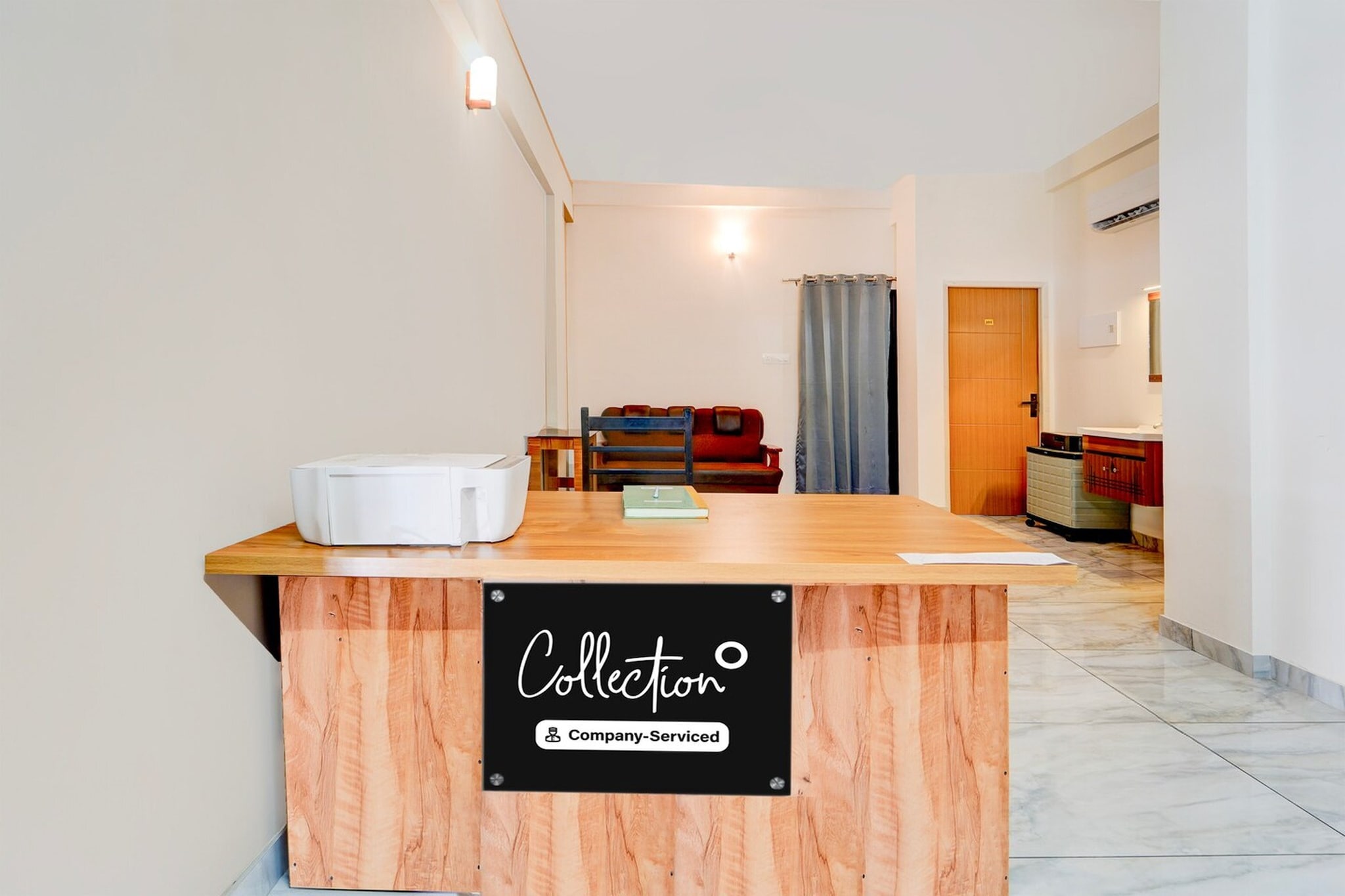 Ground floor: (bedroom(double bed, TV, seating area, air conditioning, Towels incl., telephone), bathroom(bathtub or shower, shower, washbasin, toilet, shampoo, body soap, hot water), parking)