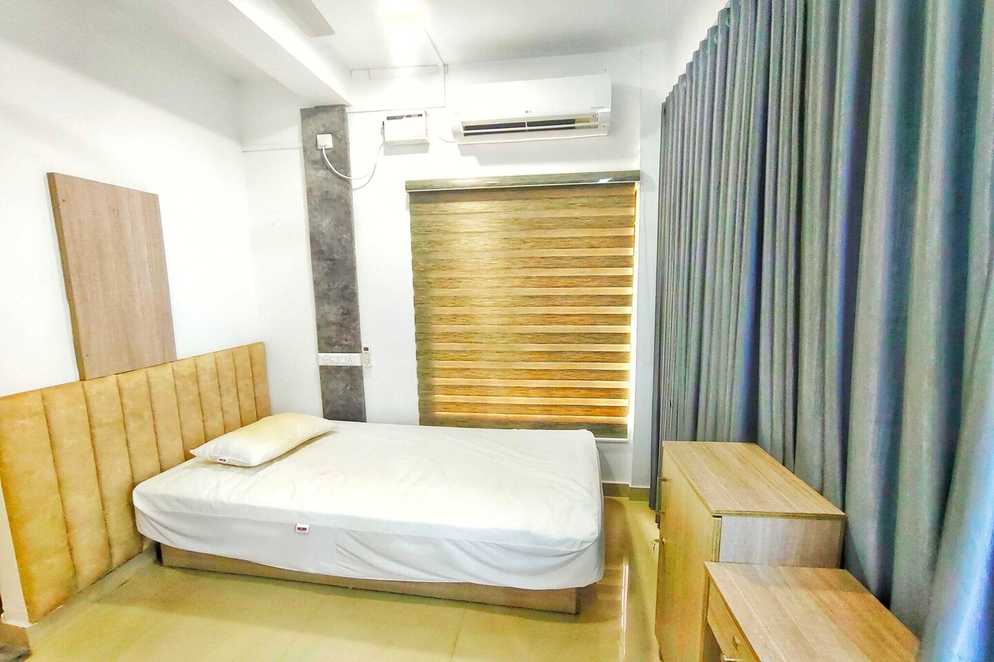 Well situated in the Ernakulam district of Cochin, Super Hotel O Chakkaraparambu Vyttila is set 18 km from Kochi Biennale, 7.3 km from Cochin Shipyard and 1.9 km from Q Cinemas. With free WiFi, this 2-star hotel offers room service and a 24-hour front desk. Every room has a terrace.
The units come with air conditioning, a flat-screen TV with satellite channels, a kettle, a bath or shower, free toiletries and a desk. Guest rooms at the hotel are equipped with a private bathroom and bed linen.
Jawaharlal Nehru Stadium is 4.7 km from Super Hotel O Chakkaraparambu Vyttila, while Rajiv Gandhi Indoor Stadium is 5.3 km away. Cochin International Airport is 25 km from the property.
Unmarried couples are warmly welcome at this property.
Guests with local ID proof are warmly welcome.
Early Check-In Policy: A full day’s room rate will be charged for check-ins before 6:00 AM. Complimentary early check-in is available between 6:00 AM and 10:00 AM, subject to room availability.
Check-in is only available to guests aged 18 and above. Please provide a government-issued ID to confirm your age.