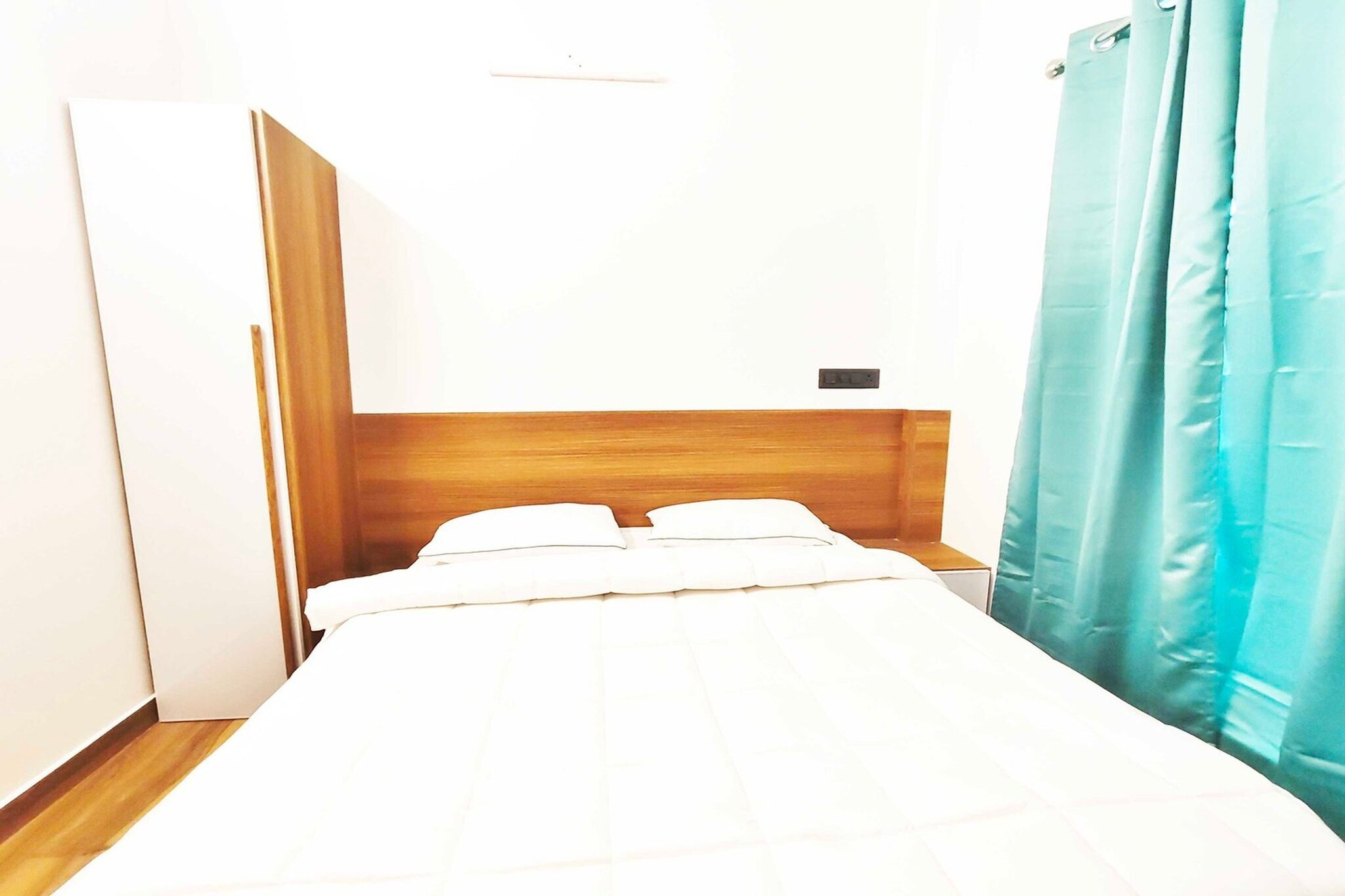 Ground floor: (bedroom(double bed, TV, seating area, air conditioning, Towels incl., Laundry Package incl., telephone), bathroom(bathtub or shower, shower, washbasin, toilet, shampoo, body soap, hot water))