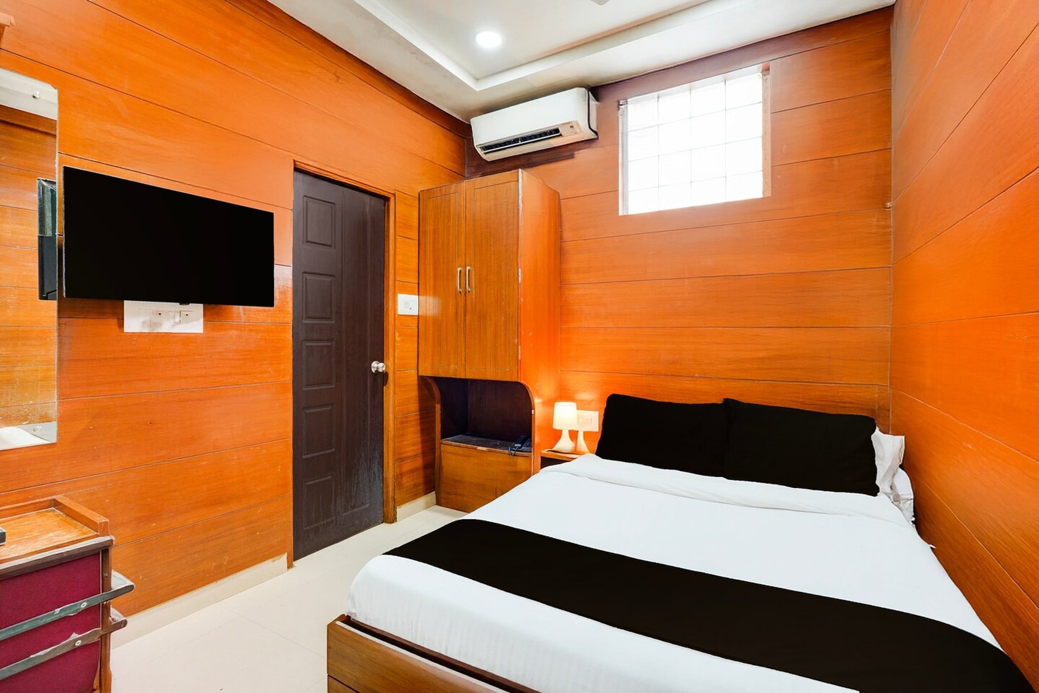 Comfortable Accommodations: Super Collection O Kalyan Nagar Bangalore offers 3-star hotel rooms with air-conditioning, private bathrooms, work desks, and seating areas. Each room includes free WiFi, a TV, and free toiletries.
Convenient Facilities: Guests benefit from free WiFi, a lift, 24-hour front desk, housekeeping service, family rooms, room service, and luggage storage. Additional amenities include air-conditioning, tiled floors, and wardrobes.
Prime Location: Located in Bangalore, the hotel is 30 km from Kempegowda International Airport. Nearby attractions include Commercial Street (5 km), Bangalore Palace (7 km), and Cubbon Park (7 km).
Unmarried couples are warmly welcome at this property.
Guests with local ID proof are warmly welcome.
Early Check-In Policy: A full day’s room rate will be charged for check-ins before 6:00 AM. Complimentary early check-in is available between 6:00 AM and 10:00 AM, subject to room availability.
Check-in is only available to guests aged 18 and above. Please provide a government-issued ID to confirm your age.