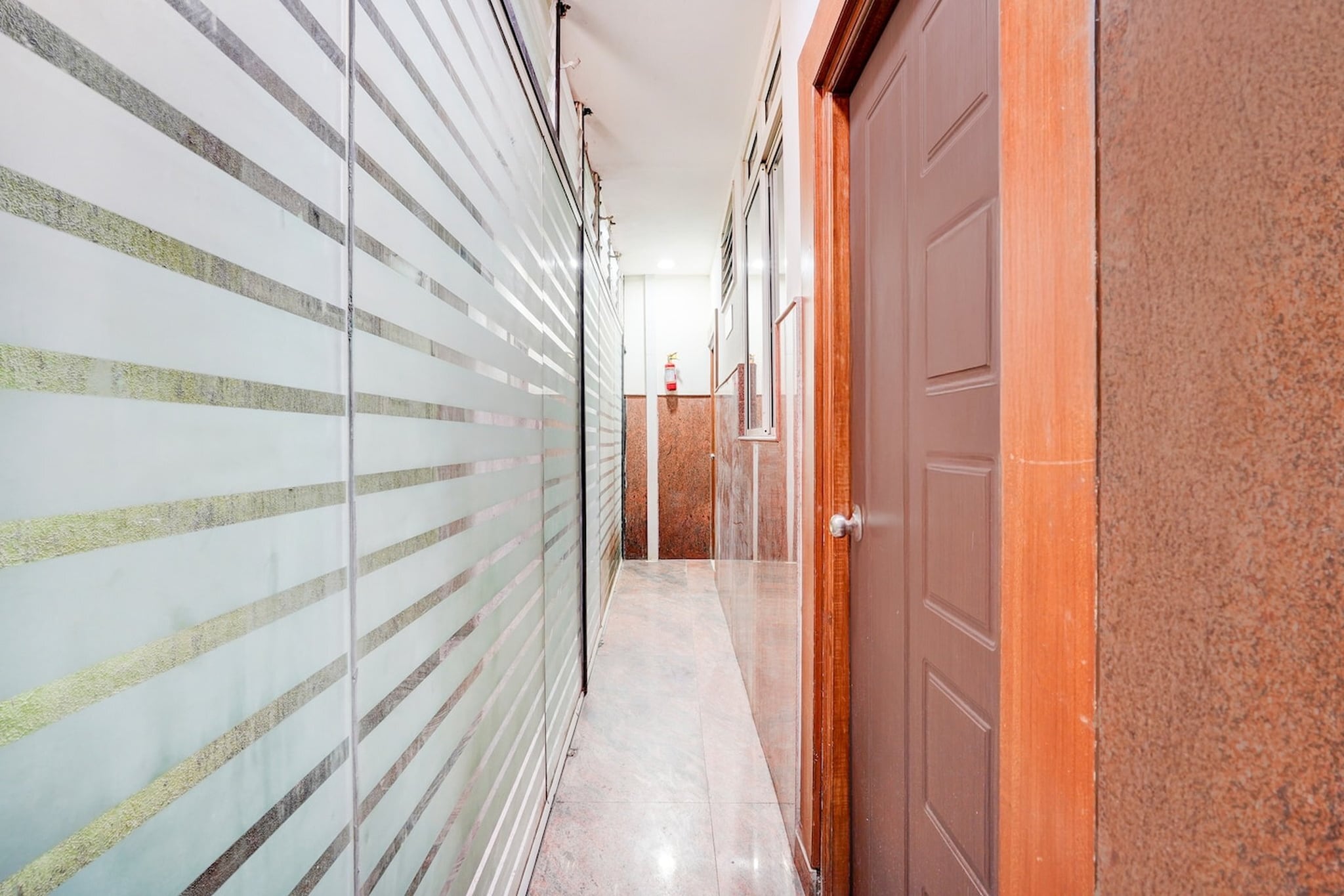 Ground floor: (bedroom(double bed, TV, seating area, air conditioning, lift, telephone), bathroom(bathtub or shower, shower, washbasin, toilet, Towels incl., shampoo, body soap, hot water), parking, lift)