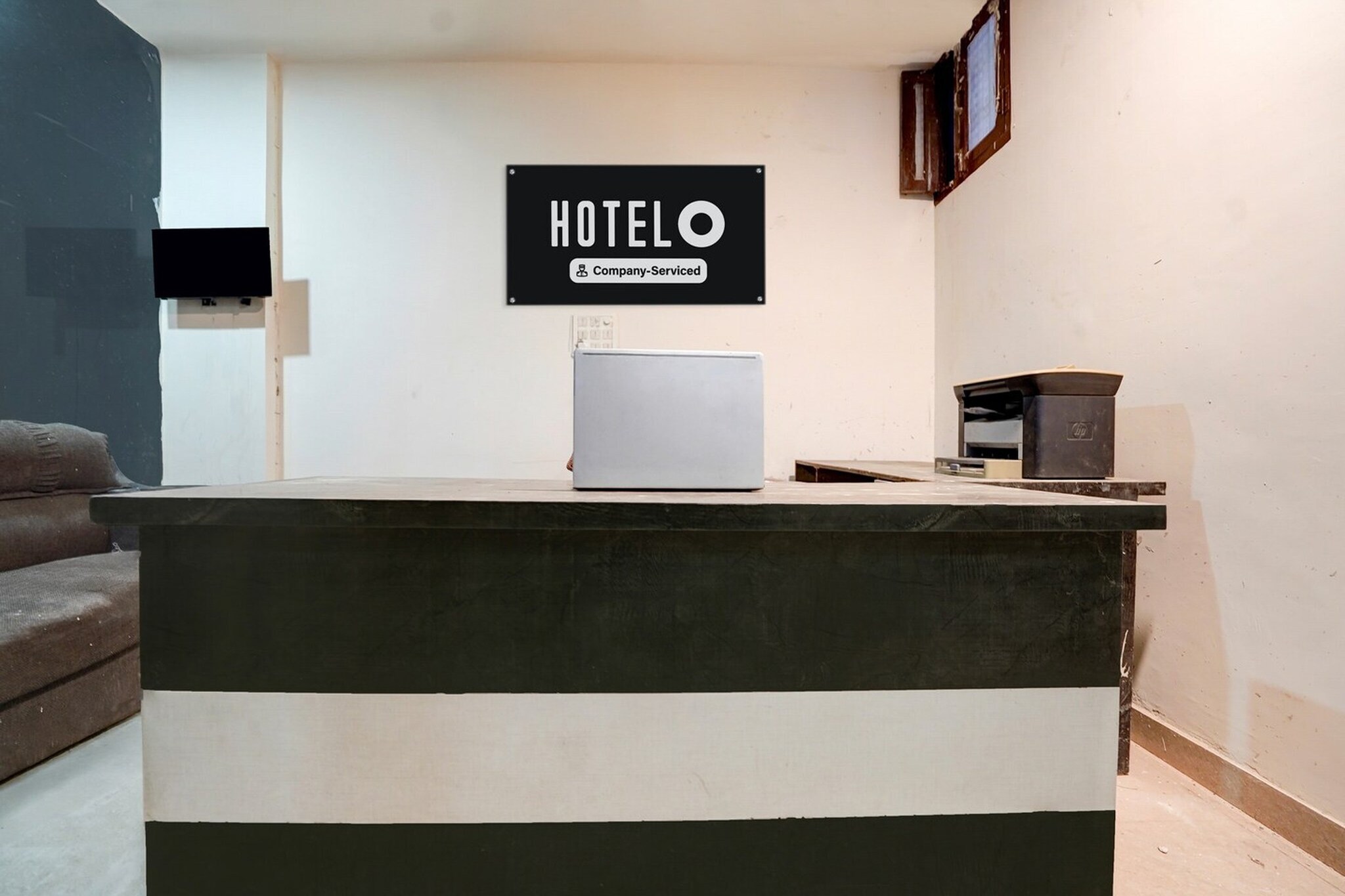 Ground floor: (bedroom(double bed, TV, seating area, air conditioning, lift, telephone), bathroom(bathtub or shower, shower, washbasin, toilet, Towels incl., shampoo, body soap, hot water), parking, lift)