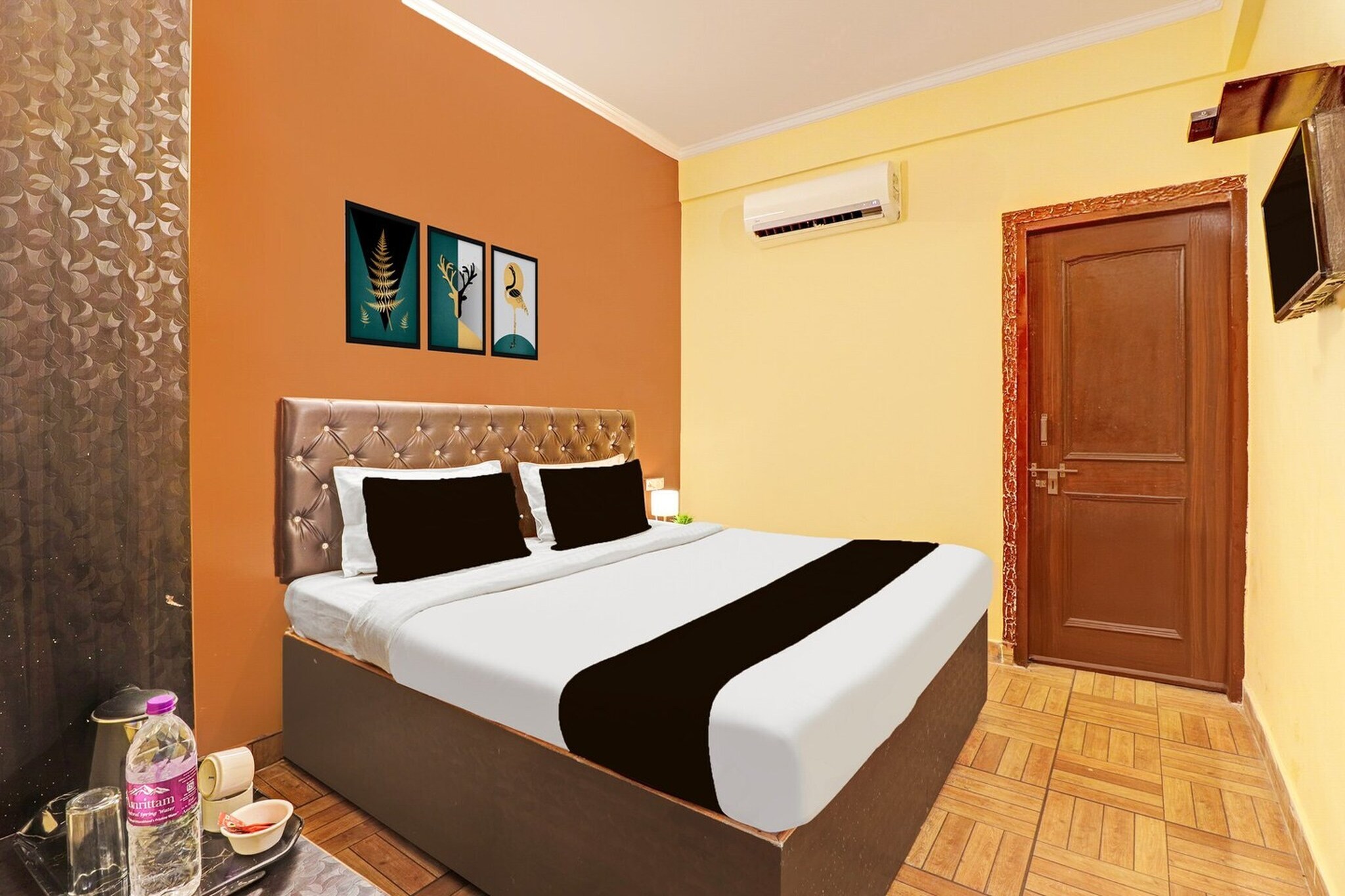 Set within 30 km of Gun Hill Point, Mussorie and 48 km of Mansa Devi Temple, Super Hotel O Vidhan Sabha Chowk Formerly Sunshine Guest House offers rooms with air conditioning and a private bathroom in Dehradun. Among the facilities of this property are a restaurant, a shared kitchen and a shared lounge, along with free WiFi throughout the property. The accommodation provides room service, a 24-hour front desk and luggage storage for guests.

All guest rooms at the hotel come with a seating area, a flat-screen TV with satellite channels 

A continental breakfast is available at Super Hotel O Vidhan Sabha Chowk Formerly Sunshine Guest House.

Dehradun Station is 4.9 km from the accommodation, while Dehradun Clock Tower is 5.1 km from the property. Dehradun Airport is 18 km away.

Unmarried couples are warmly welcome at this property.
Guests with local ID proof are warmly welcome.
Early Check-In Policy: A full dayâ€™s room rate will be charged for check-ins before 6:00 AM. Complimentary early check-in is available between 6:00 AM and 10:00 AM, subject to room availability.
Check-in is only available to guests aged 18 and above. Please provide a government-issued ID to confirmÂ yourÂ age.