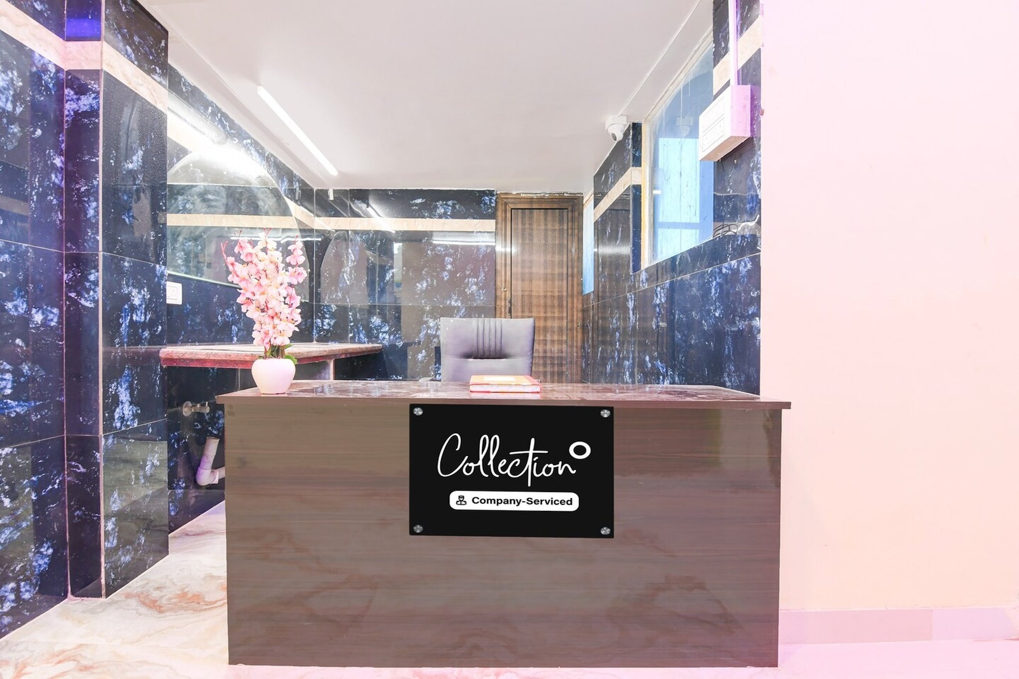 Ground floor: (bedroom(double bed, TV, seating area, air conditioning, lift, telephone), bathroom(bathtub or shower, shower, washbasin, toilet, Towels incl., shampoo, body soap, hot water), parking, lift)