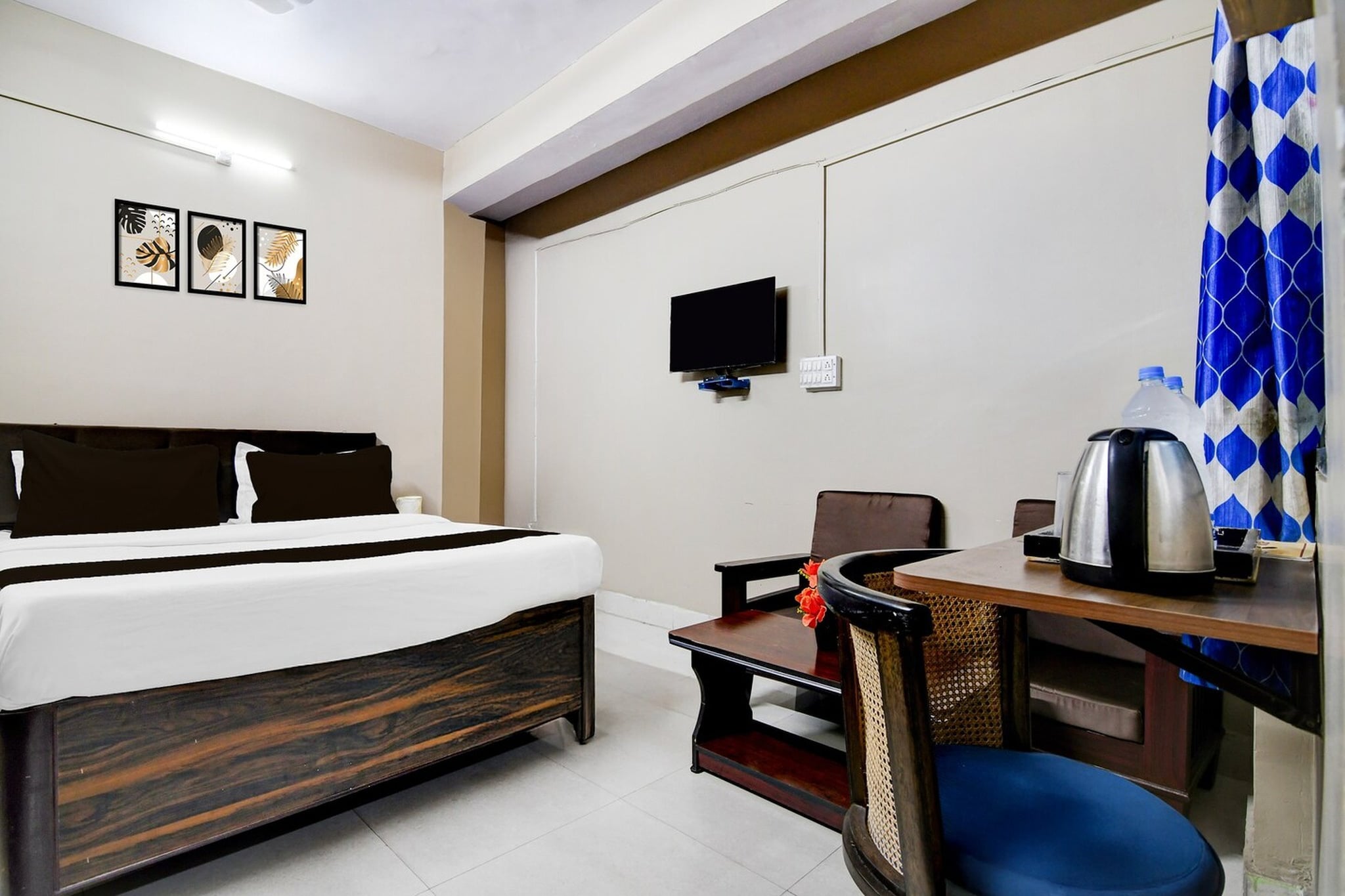 Comfortable Accommodation: Super Hotel O Subheksha in Jamshedpur offers 4-star comfort with air-conditioned rooms featuring private bathrooms with walk-in showers, free toiletries, and TVs. Each room includes a private entrance and complimentary WiFi throughout the property.
Modern Facilities: Guests can stay active in the fitness centre or relax in the lounge. The hotel provides free WiFi, a continental breakfast, and a range of services including housekeeping, laundry, and room service.
Convenient Location: Located 118 km from Birsa Munda Airport, the hotel is near attractions such as Jubilee Park and Tata Steel Zoological Park, both 9 km away, and Dalma Wildlife Sanctuary 18 km from the property.
Unmarried couples are warmly welcome at this property.
Guests with local ID proof are warmly welcome.
Early Check-In Policy: A full day’s room rate will be charged for check-ins before 6:00 AM. Complimentary early check-in is available between 6:00 AM and 10:00 AM, subject to room availability.
Check-in is only available to guests aged 18 and above. Please provide a government-issued ID to confirm your age.