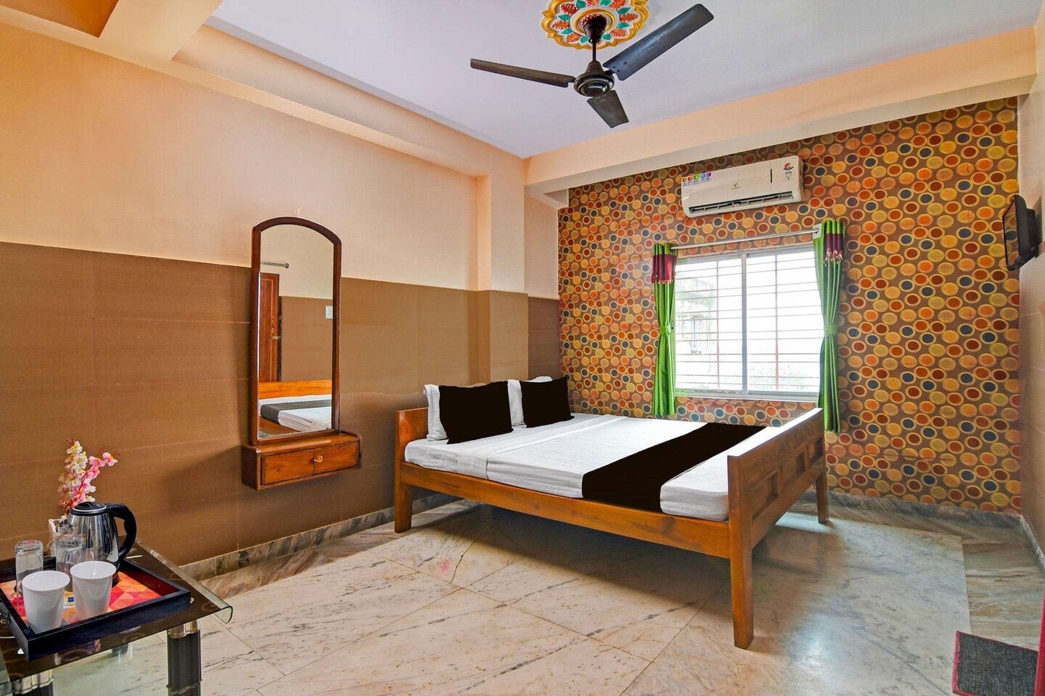 Ground floor: (bedroom(double bed, TV, seating area, air conditioning, lift, telephone, Floor mattress), bathroom(bathtub or shower, shower, washbasin, toilet, Towels incl., shampoo, body soap, hot water))