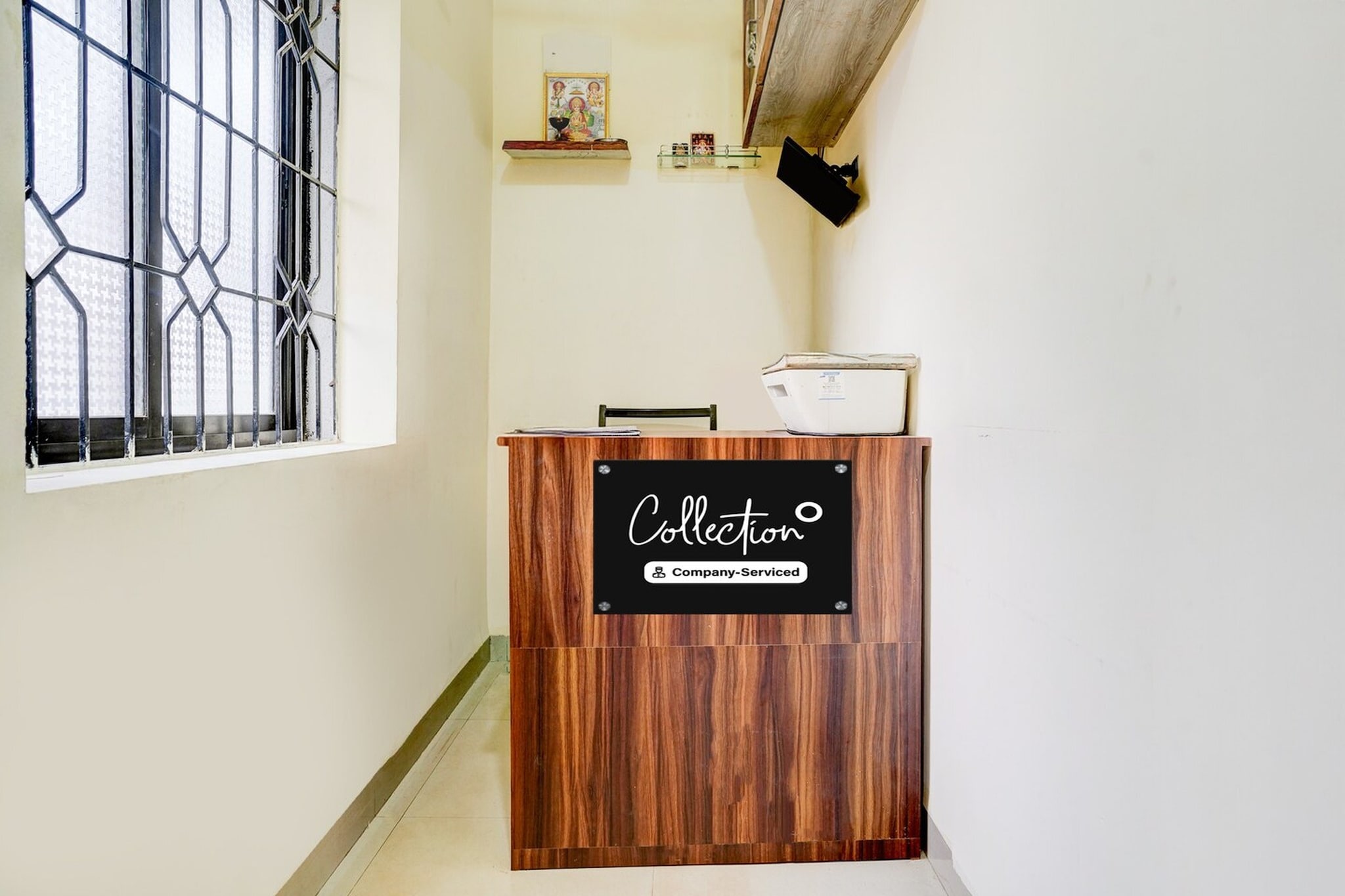 Ground floor: (bedroom(double bed, TV, seating area, air conditioning, telephone), bathroom(bathtub or shower, shower, washbasin, toilet, Towels incl., shampoo, body soap, hot water), parking)