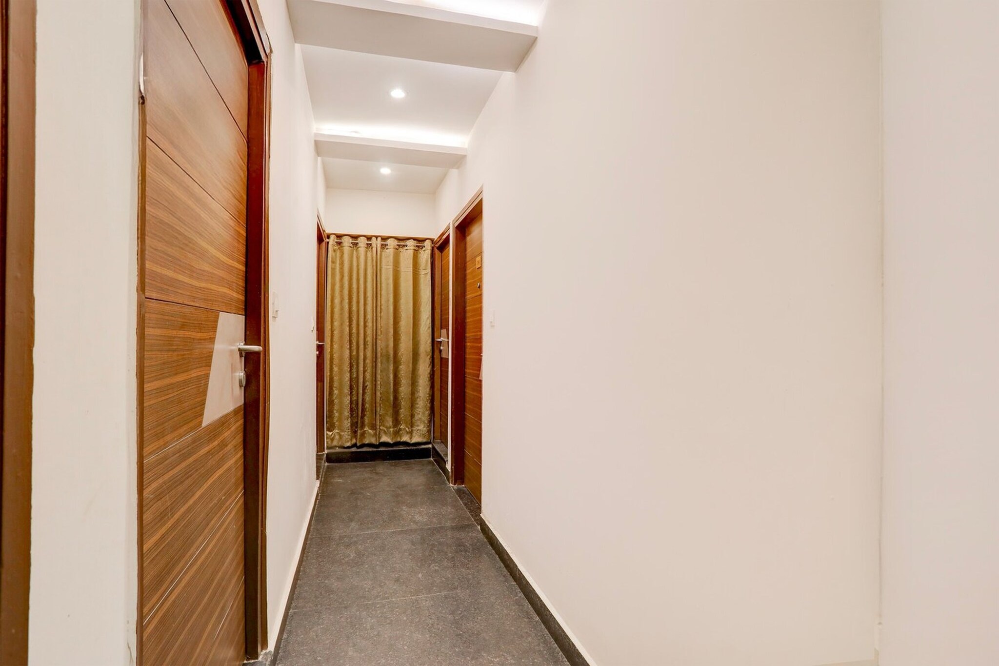 Ground floor: (bedroom(double bed, TV, seating area, air conditioning, lift, telephone), bathroom(bathtub or shower, shower, washbasin, toilet, Towels incl., shampoo, body soap, hot water))