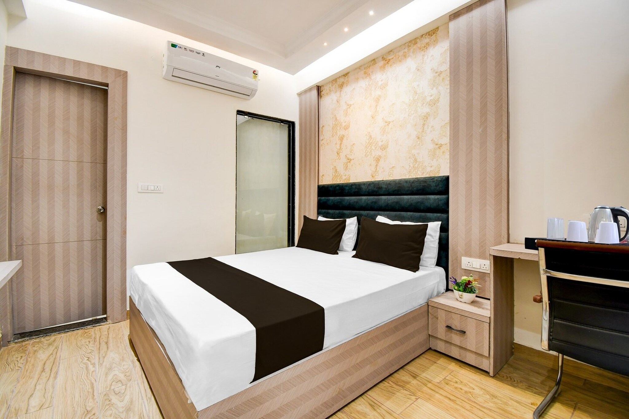 Ground floor: (bedroom(double bed, seating area, air conditioning, telephone, Floor mattress), bathroom(bathtub or shower, shower, washbasin, toilet, Towels incl., shampoo, body soap))