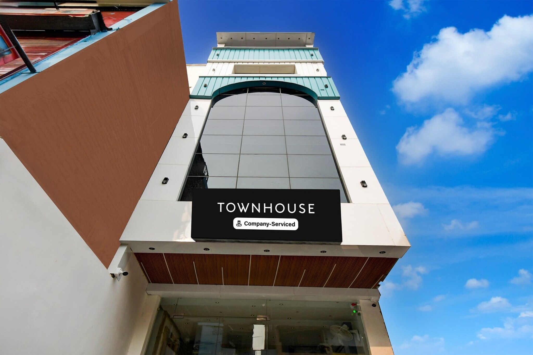 Comfortable Accommodations: Townhouse Panchkroshi Road Prayagraj in Prayagraj offers family rooms with air-conditioning, private bathrooms, and free WiFi. Each room includes a work desk, seating area, TV, and free toiletries.
Convenient Facilities: Guests can enjoy a lounge, lift, 24-hour front desk, and room service. The hotel provides a comfortable environment with tiled floors and a wardrobe for added comfort.
Prime Location: Located 11 km from Allahabad Airport and 12 km from Phaphamau Junction, the hotel is situated in Prayagraj. Reception staff speak English and Hindi, ensuring smooth communication.
Unmarried couples are warmly welcome at this property.
Guests with local ID proof are warmly welcome.
Early Check-In Policy: A full day’s room rate will be charged for check-ins before 6:00 AM. Complimentary early check-in is available between 6:00 AM and 10:00 AM, subject to room availability.
Check-in is only available to guests aged 18 and above. Please provide a government-issued ID to confirm your age.
