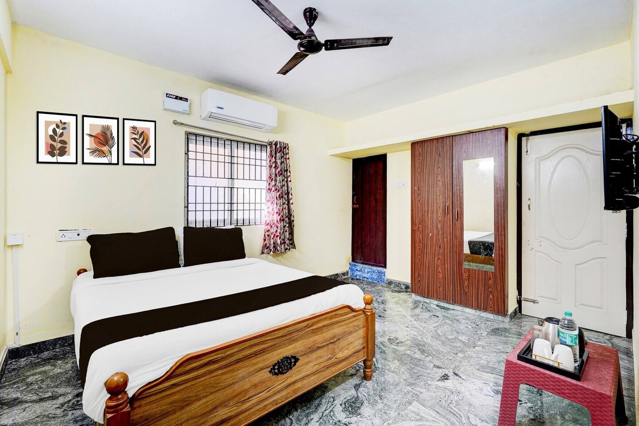 Collection O Sithalapakkam Medavakkam Formerly Srinivasa Residency is situated in Chennai, within 18 km of St. Thomas Mount and 19 km of Arignar Anna Zoological Park. With free WiFi, this 3-star hotel offers room service and a 24-hour front desk. Indian Institute of Technology, Madras is 22 km away and Pondy Bazaar is 27 km from the hotel.
At the hotel rooms have air conditioning and a TV.
Chennai Trade Centre is 19 km from Collection O Sithalapakkam Medavakkam Formerly Srinivasa Residency, while Anna University is 22 km from the property. Chennai International Airport is 19 km away.
Unmarried couples are warmly welcome at this property.
Guests with local ID proof are warmly welcome.
Early Check-In Policy: A full day’s room rate will be charged for check-ins before 6:00 AM. Complimentary early check-in is available between 6:00 AM and 10:00 AM, subject to room availability.
Check-in is only available to guests aged 18 and above. Please provide a government-issued ID to confirm your age.
