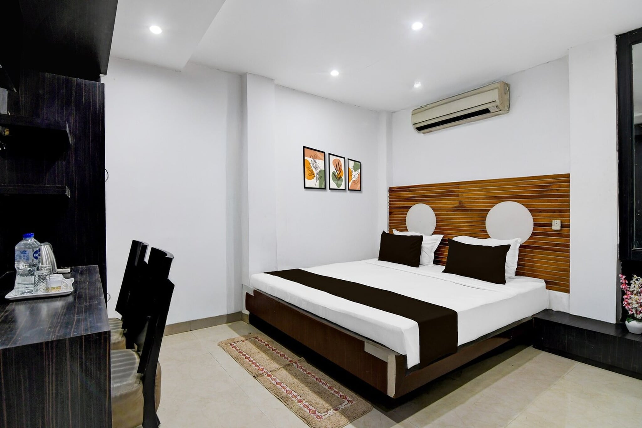 Comfortable Accommodations: Collection O Rabindra Sadan Metro Station Formerly Hotel Gardenia in Kolkata offers family rooms with air-conditioning, private bathrooms, work desks, and free toiletries. Each room includes a TV, wardrobe, and tiled floors.

Dining Experience: The family-friendly restaurant serves Indian cuisine for lunch and dinner. Guests can enjoy a continental breakfast each morning.

Convenient Facilities: The hotel features a lounge, lift, 24-hour front desk, housekeeping service, room service, and luggage storage. Free WiFi is available throughout the property.

Prime Location: Located 19 km from Netaji Subhash Chandra Bose International Airport.
Unmarried couples are warmly welcome at this property.
Guests with local ID proof are warmly welcome.
Apologies, but we are currently unable to host foreign nationals at this property.
Early Check-In Policy: A full dayâ€™s room rate will be charged for check-ins before 6:00 AM. Complimentary early check-in is available between 6:00 AM and 10:00 AM, subject to room availability.
Check-in is only available to guests aged 18 and above. Please provide a government-issued ID to confirmÂ yourÂ age.