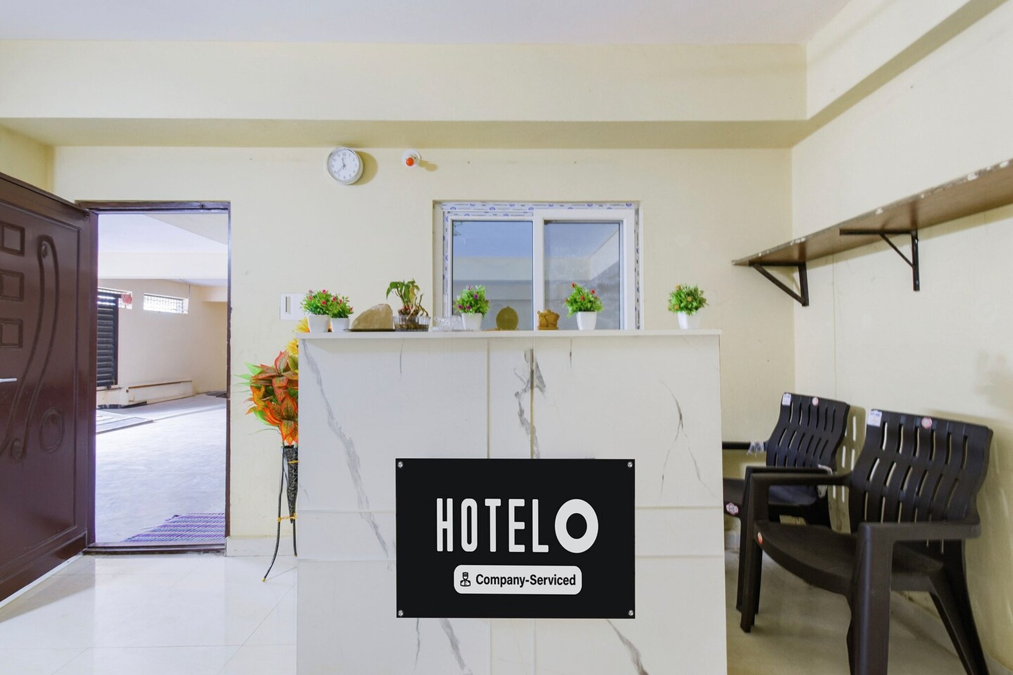 Ground floor: (bedroom(double bed, TV, seating area, air conditioning, Towels incl., telephone), bathroom(bathtub or shower, shower, washbasin, toilet, shampoo, body soap, hot water), lift)