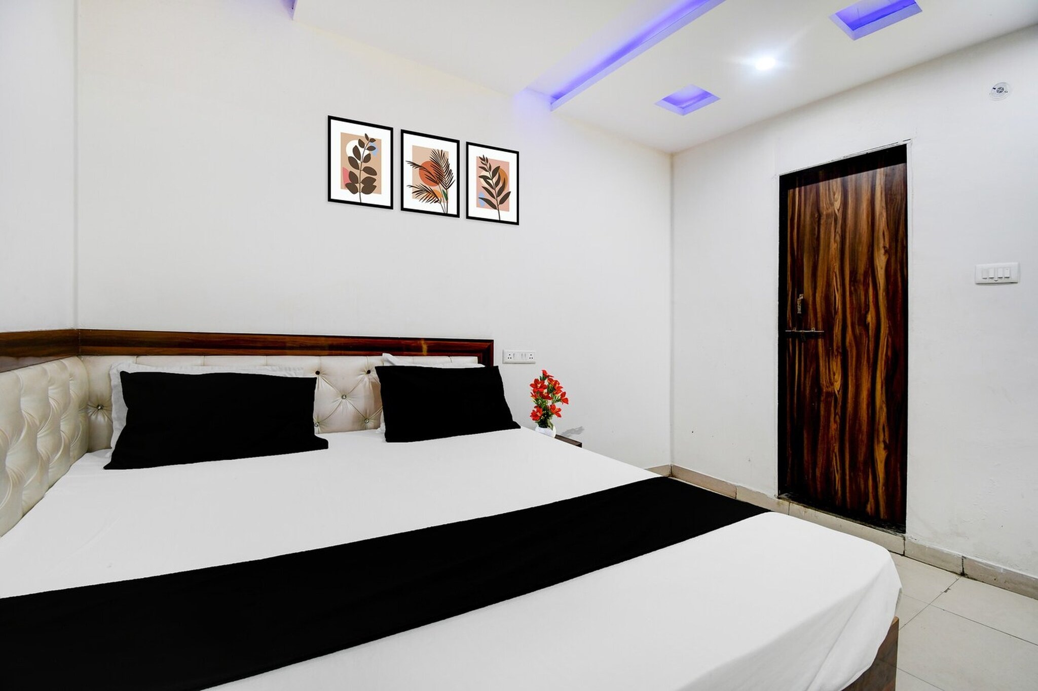 Hotel O Gorakhpur Industrial Area Formerly Shaurya Inn is located in Gorakhpur. Among the facilities of this property are a restaurant, room service and a 24-hour front desk, along with free WiFi throughout the property. The hotel features family rooms.
Guest rooms at the hotel are equipped with a seating area, a flat-screen TV with satellite channels and a private bathroom with free toiletries and a bath or shower. The units at Hotel O Gorakhpur Industrial Area Formerly Shaurya Inn include air conditioning and a desk.
Gorakhpur Airport is 24 km away.
Unmarried couples are warmly welcome at this property.
Guests with local ID proof are warmly welcome.
Early Check-In Policy: A full day’s room rate will be charged for check-ins before 6:00 AM. Complimentary early check-in is available between 6:00 AM and 10:00 AM, subject to room availability.
Check-in is only available to guests aged 18 and above. Please provide a government-issued ID to confirm your age.