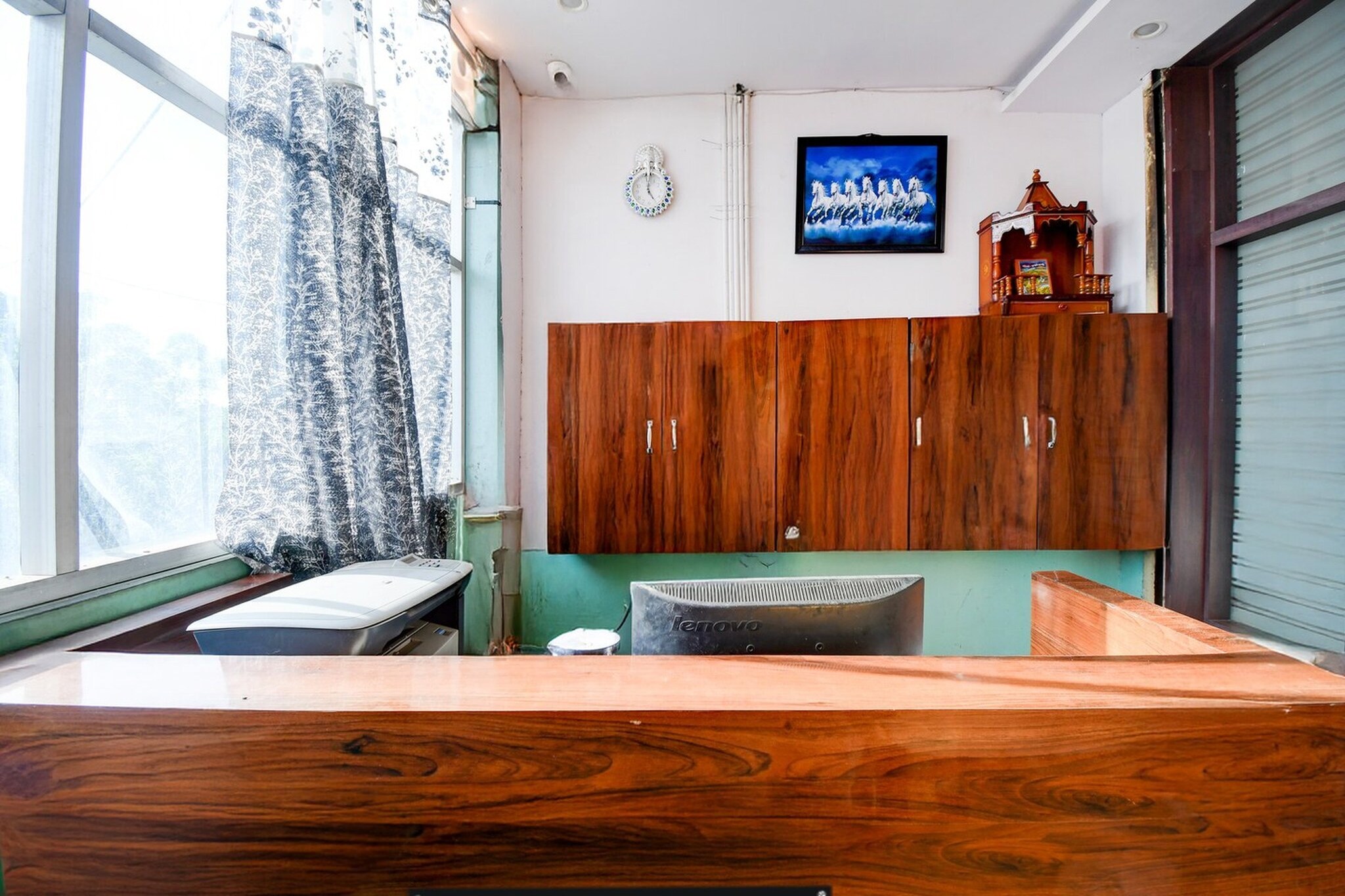 Ground floor: (bedroom(double bed, TV, seating area, air conditioning, Towels incl., telephone), bathroom(bathtub or shower, shower, washbasin, toilet, shampoo, body soap, hot water), Parking)