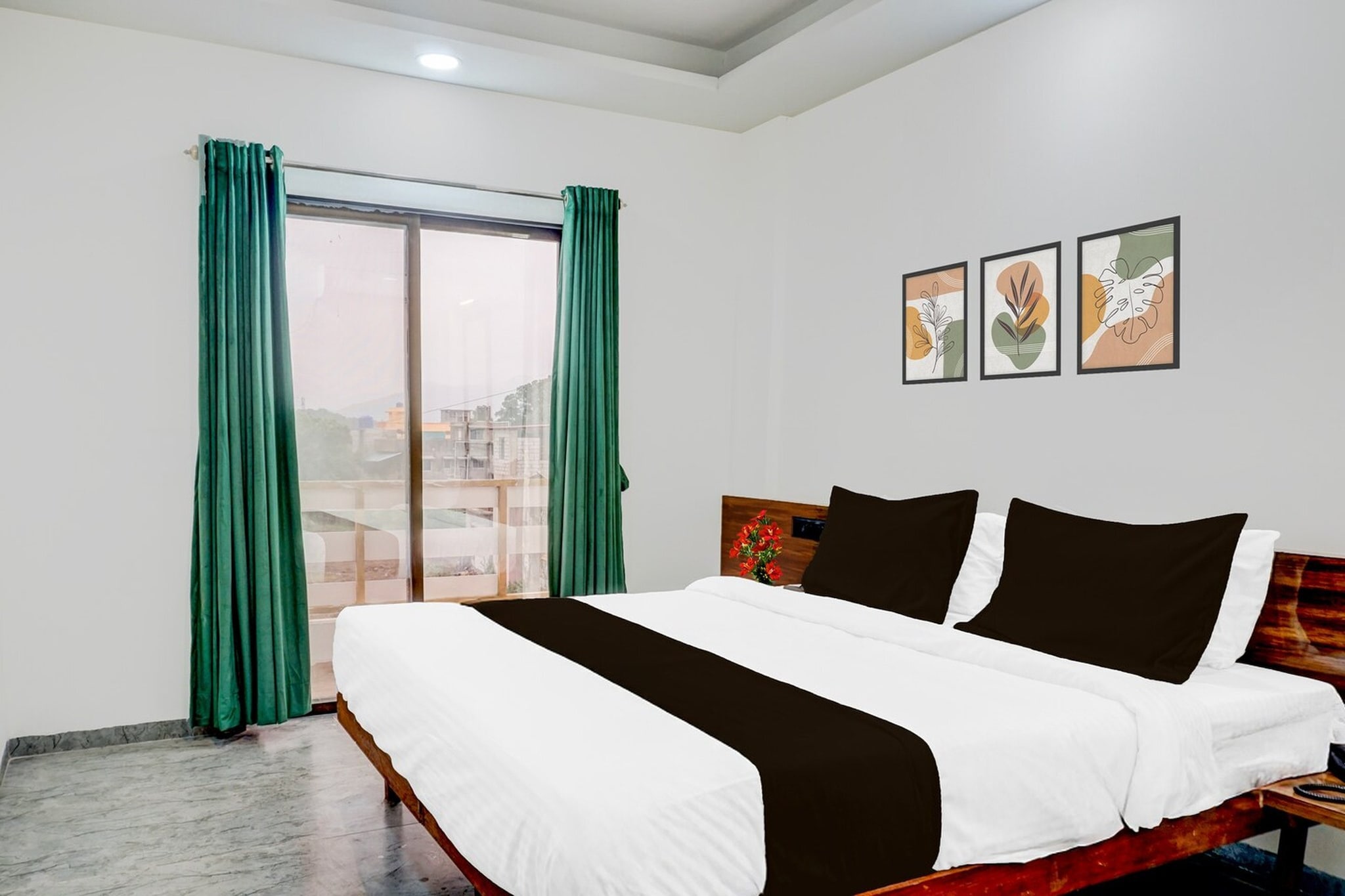 Ground floor: (bedroom(double bed, TV, seating area, air conditioning, Towels incl., telephone), bathroom(bathtub or shower, shower, washbasin, toilet, shampoo, body soap, hot water), swimming pool)