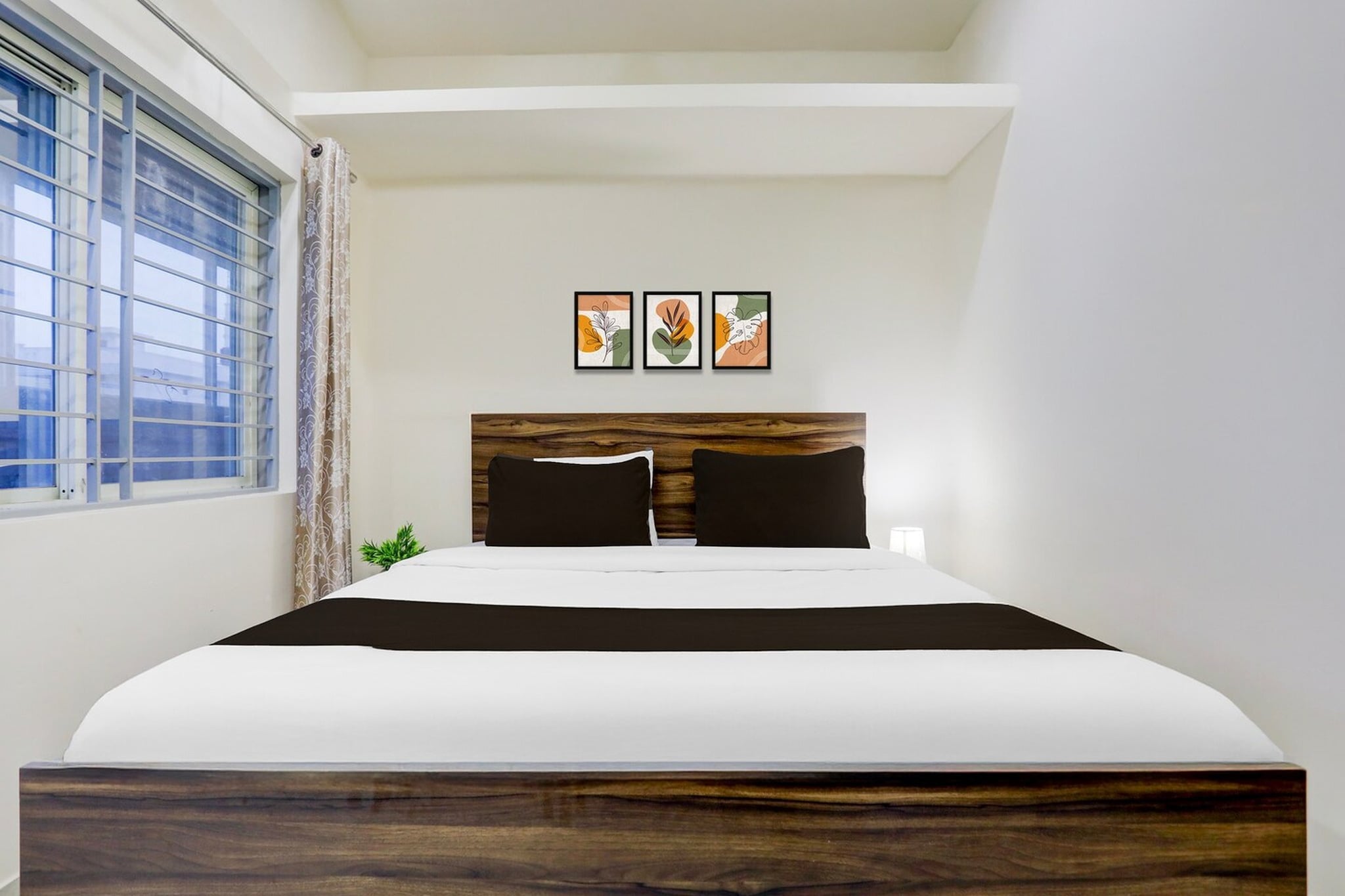 Ground floor: (bedroom(double bed, TV, seating area, air conditioning, Towels incl., telephone), bathroom(bathtub or shower, shower, washbasin, toilet, shampoo, body soap, hot water), Parking, lift)