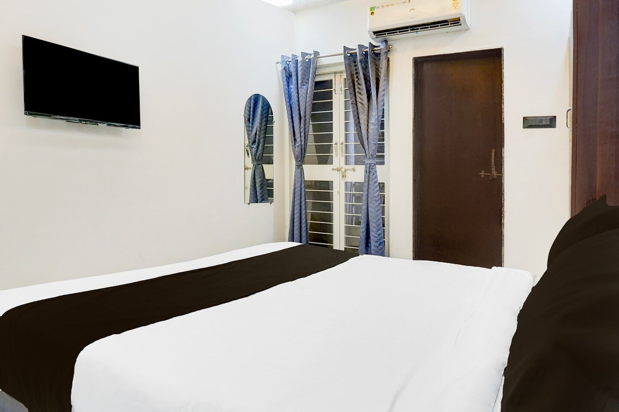 Located within 14 km of University of Pune and 16 km of Pataleshwar Cave Temple, Townhouse Hinjewadi Corporate stay provides rooms with air conditioning and a private bathroom in Pune. This 2-star hotel offers room service, a 24-hour front desk and free WiFi. The hotel features family rooms.
Guest rooms at the hotel are equipped with a seating area, a flat-screen TV with satellite channels and a private bathroom with free toiletries and a bath or shower. All guest rooms include a desk.
Fergusson College is 17 km from Townhouse Hinjewadi Corporate stay, while Srimant Dagadusheth Halwai Ganapati Temple is 18 km away. Pune International Airport is 23 km from the property.
Unmarried couples are warmly welcome at this property.
Guests with local ID proof are warmly welcome.
Early Check-In Policy: A full day’s room rate will be charged for check-ins before 6:00 AM. Complimentary early check-in is available between 6:00 AM and 10:00 AM, subject to room availability.
Check-in is only available to guests aged 18 and above. Please provide a government-issued ID to confirm your age.