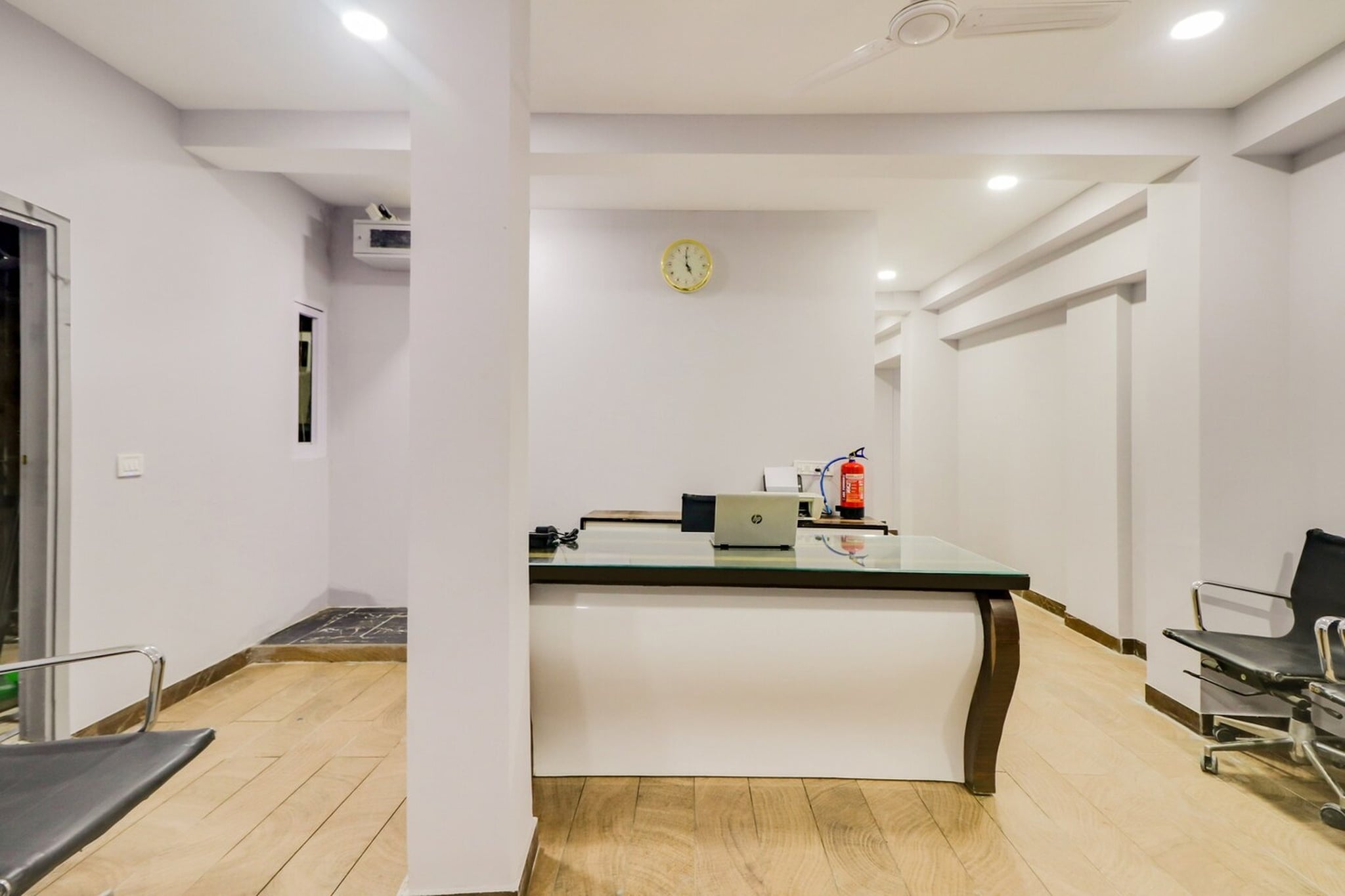 Ground floor: (bedroom(double bed, TV, seating area, air conditioning, Towels incl., telephone), bathroom(bathtub or shower, shower, washbasin, toilet, shampoo, body soap, hot water), lift)