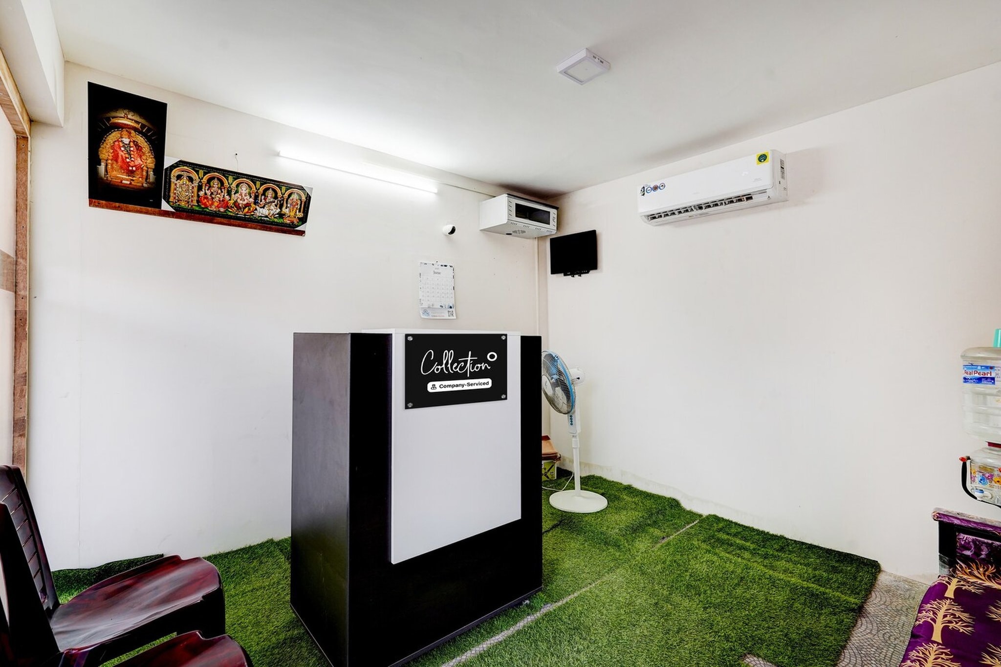 Ground floor: (bedroom(double bed, TV, seating area, air conditioning, Towels incl., telephone), bathroom(bathtub or shower, shower, washbasin, toilet, shampoo, body soap, hot water), Parking)