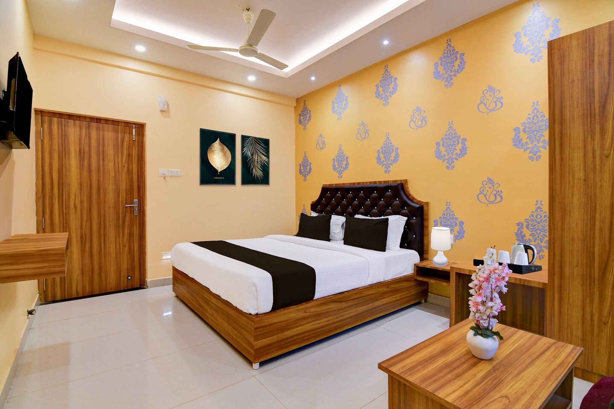 Ground floor: (bedroom(double bed, TV, seating area, air conditioning, Towels incl., telephone, Floor mattress), bathroom(bathtub or shower, shower, washbasin, toilet, shampoo, body soap, hot water), lift)